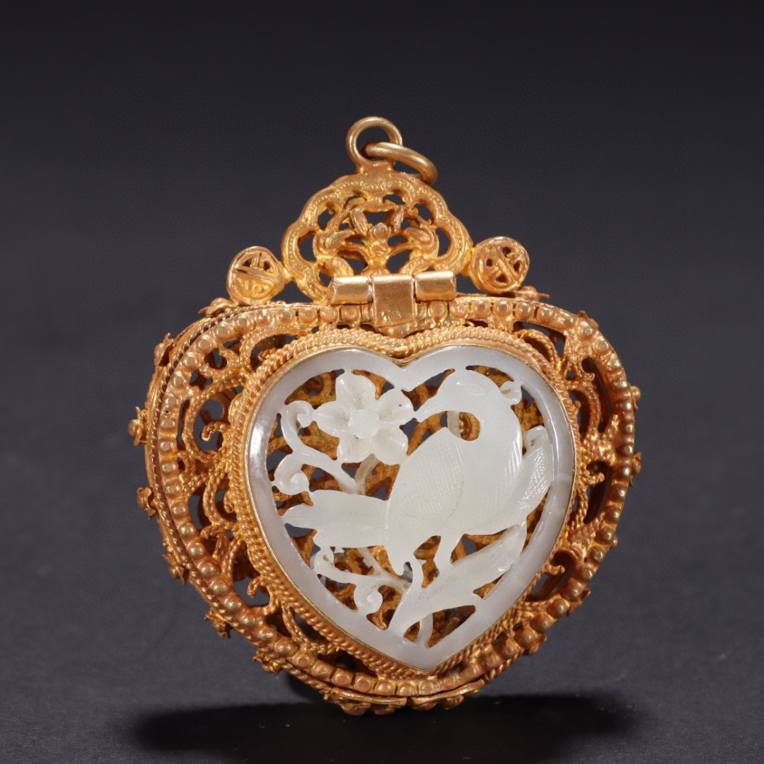 旧藏 银鎏金镶嵌和田玉香囊 规格:宽4.8㎝高6.1㎝重41g