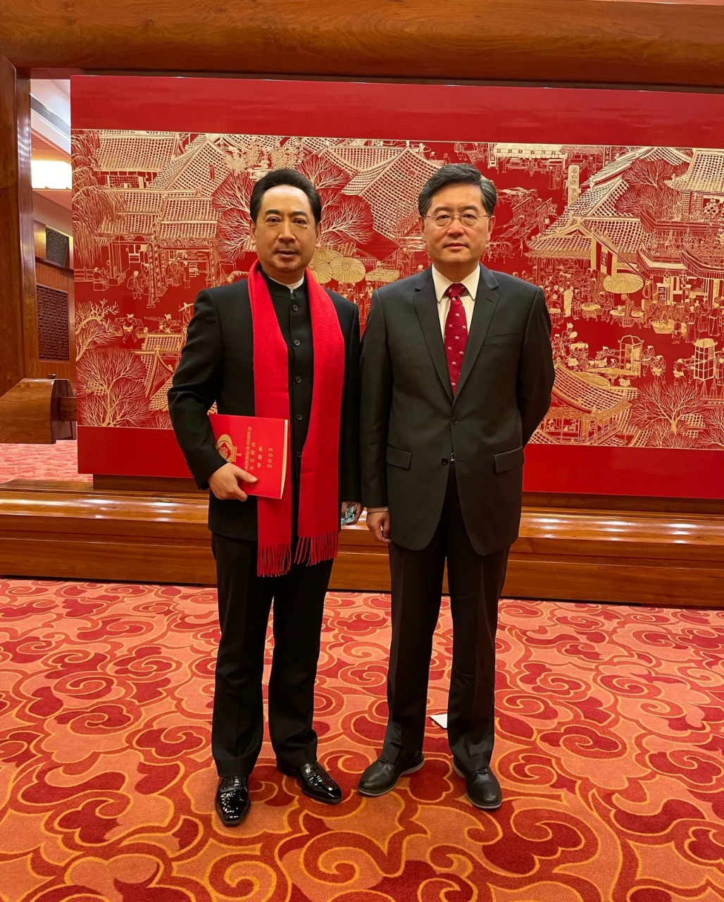 刘劲晒出了跟新任外长的合影,这张合影还是非常有意义的.