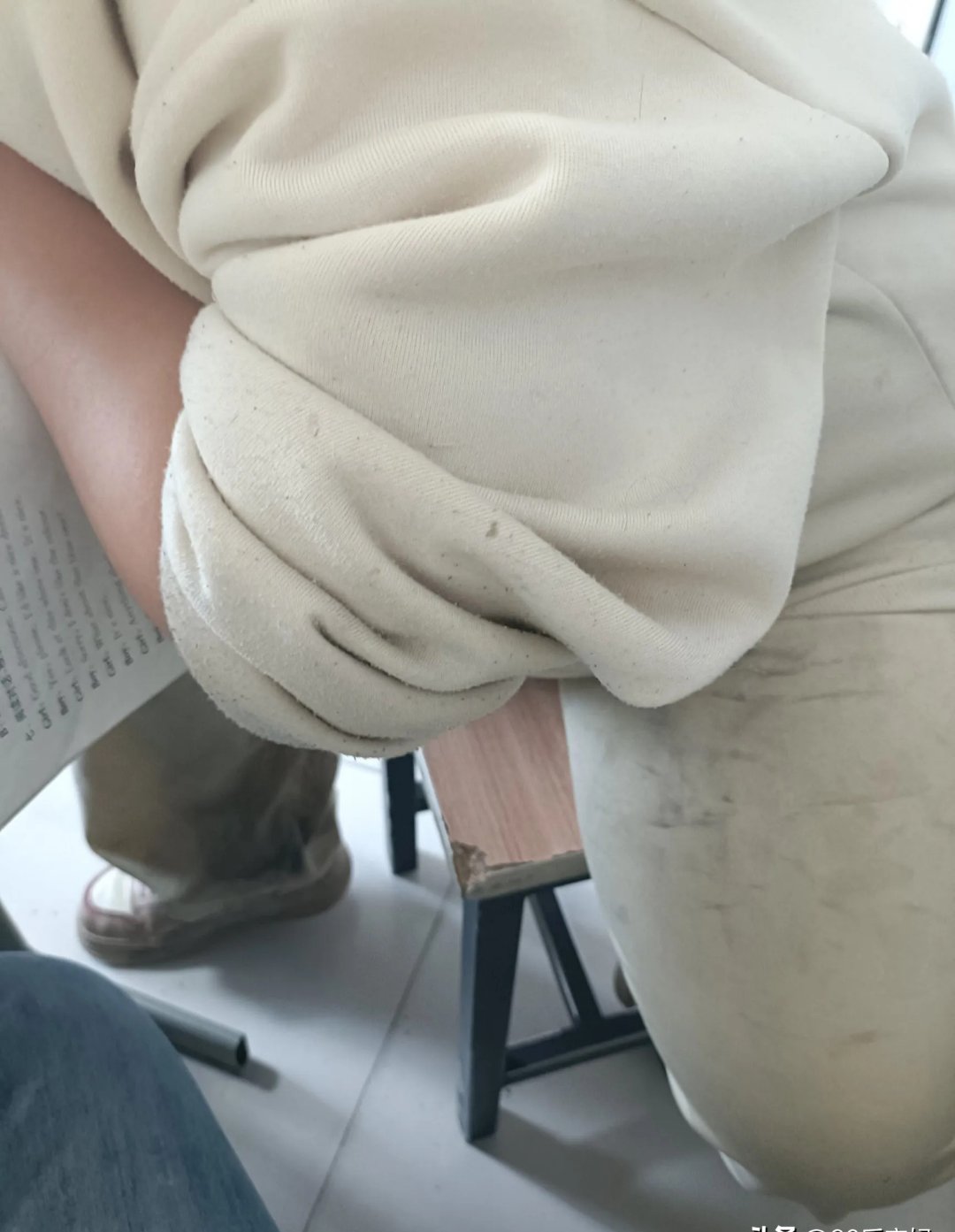 辅导班这个胖女孩身上穿的衣服太脏了身上的味道太重了