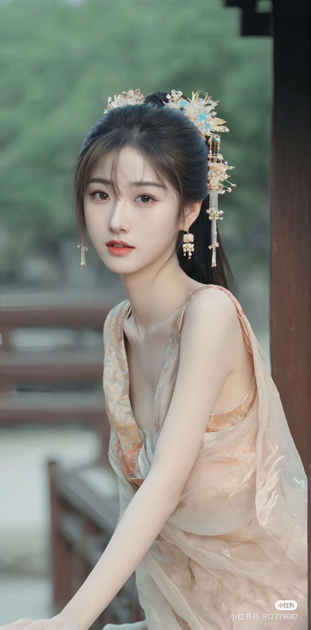 汉服小姐姐,仙气飘飘!  浅绿与白,清新脱俗,仿佛春风拂面.