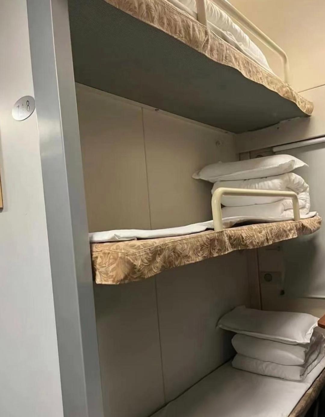 好久没有坐过卧铺了,这回家没有买到飞机票一看火车还有卧铺,正好可以