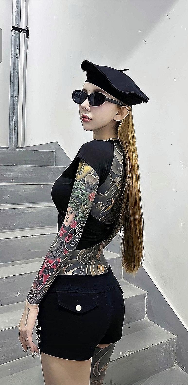 小姐姐这一身纹身真的了吧 ,感觉这全身上下就差脸还没纹了,说实话