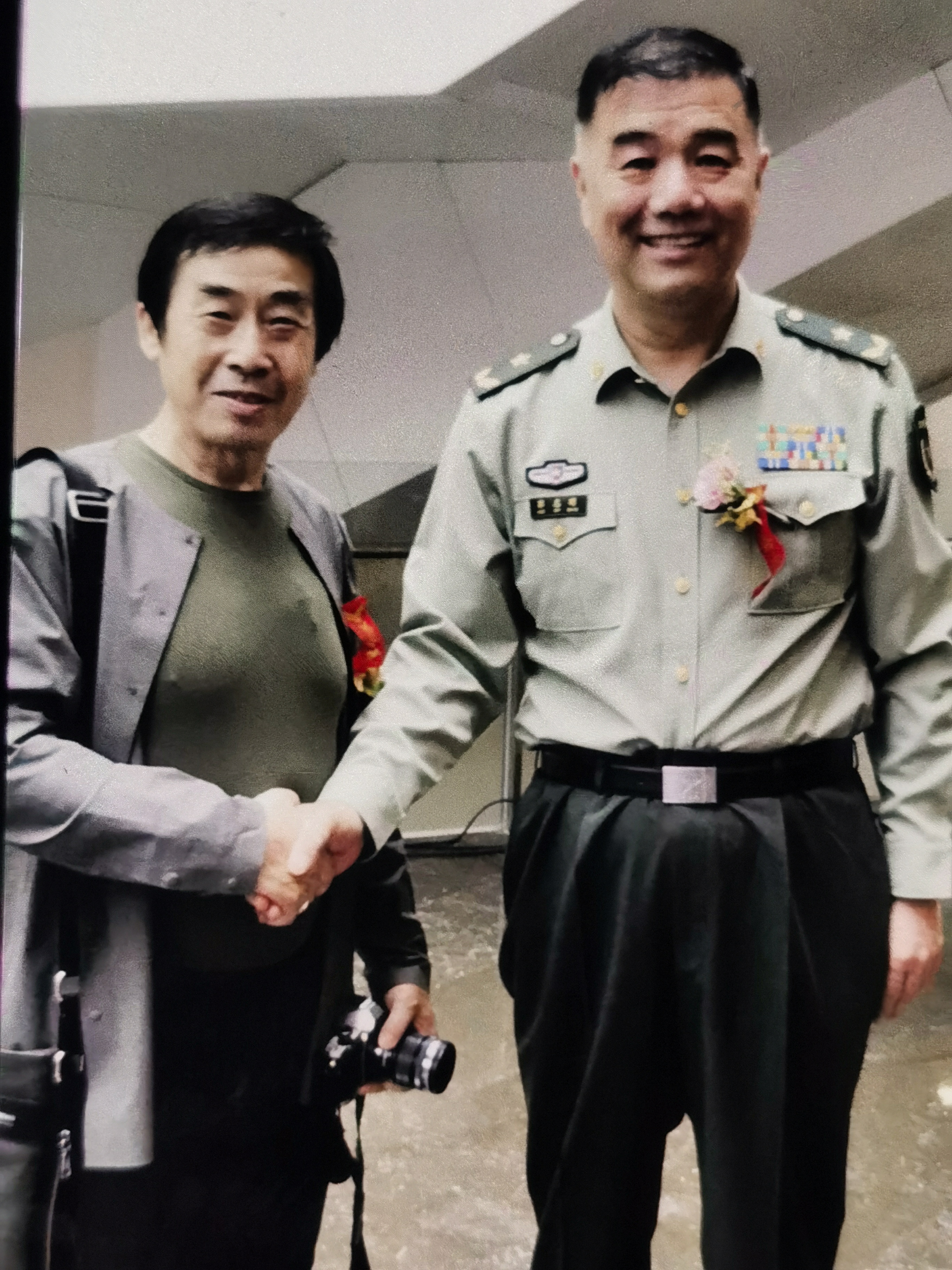 虽然有些字词因为角度和距离的原因无法完全辨认,但俯仰无愧天地褒贬