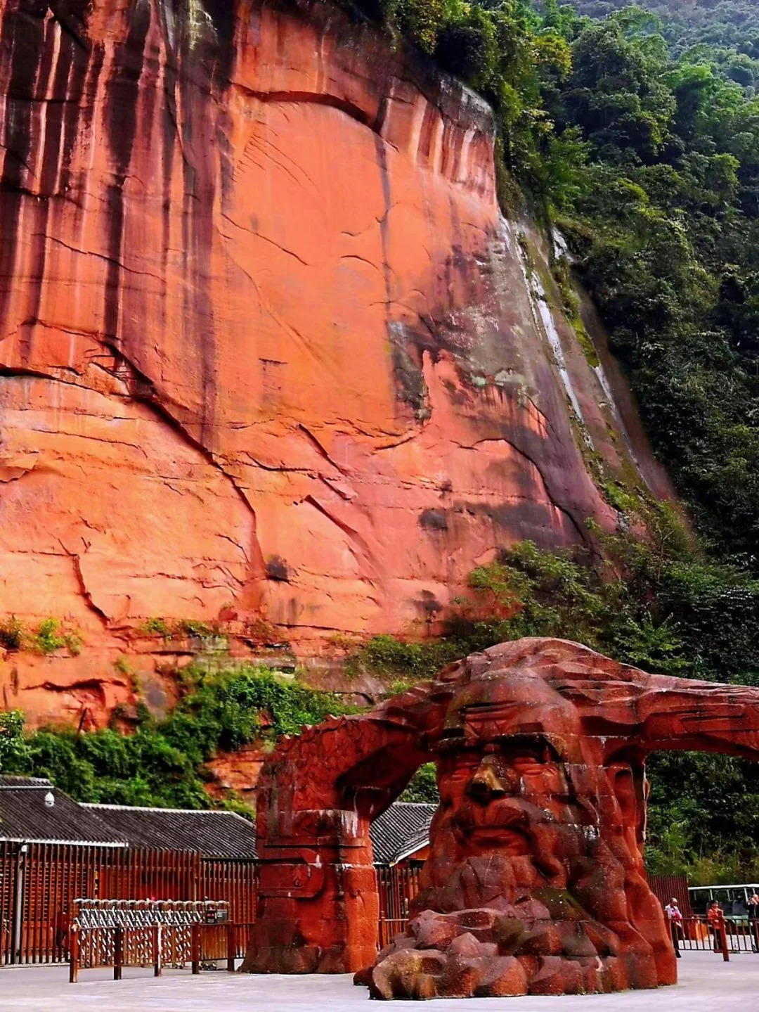 遵义旅游攻略必玩的景点  遵义,古称播州,是一座著名的革命历史文化