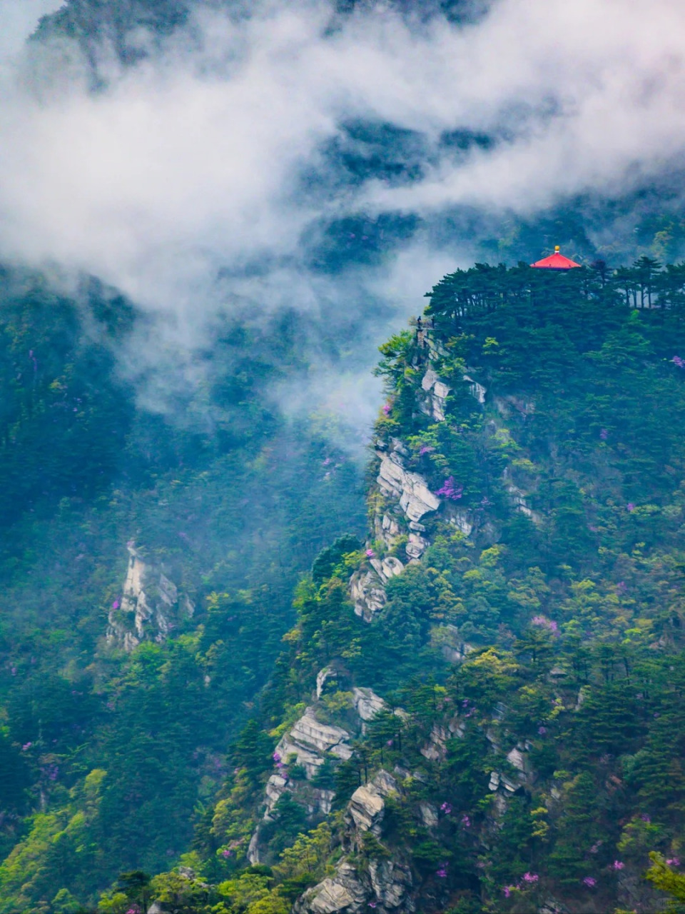 庐山必去的三个景点  作为知名旅行景点, 庐山自然风光和人文历史并重