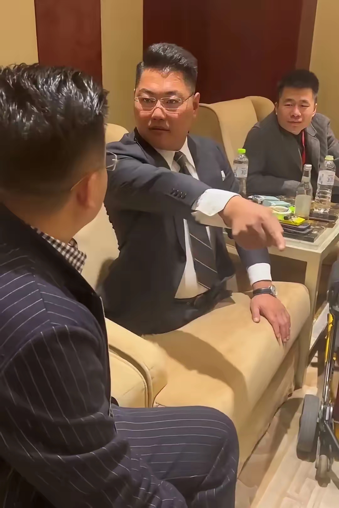 这样的老板,资产能有多少?看他训员工怎么这么凶?牛批哄哄的