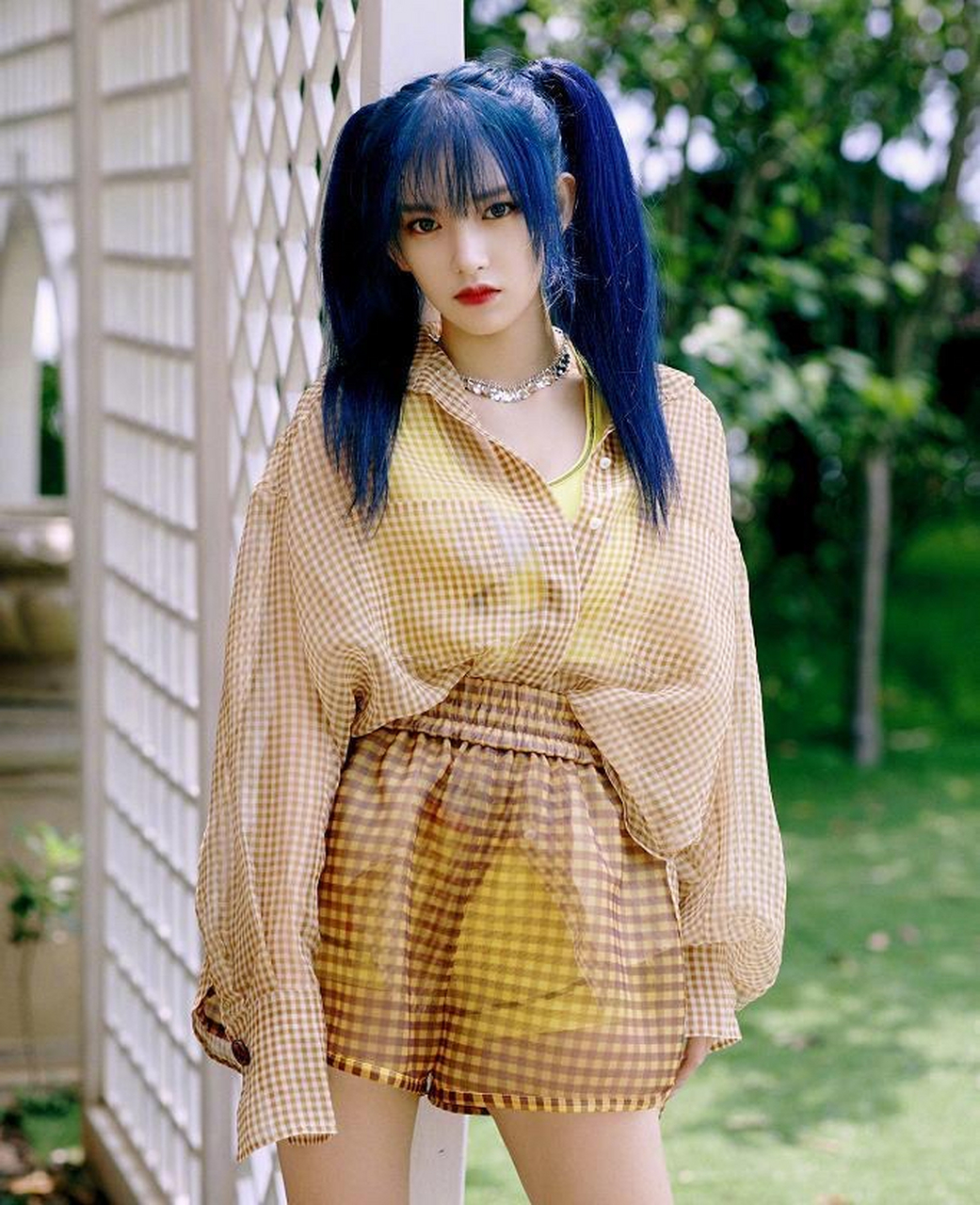 程潇一头迷雾蓝色炫酷头发和她的穿搭造型,成功了引起了大家的注意