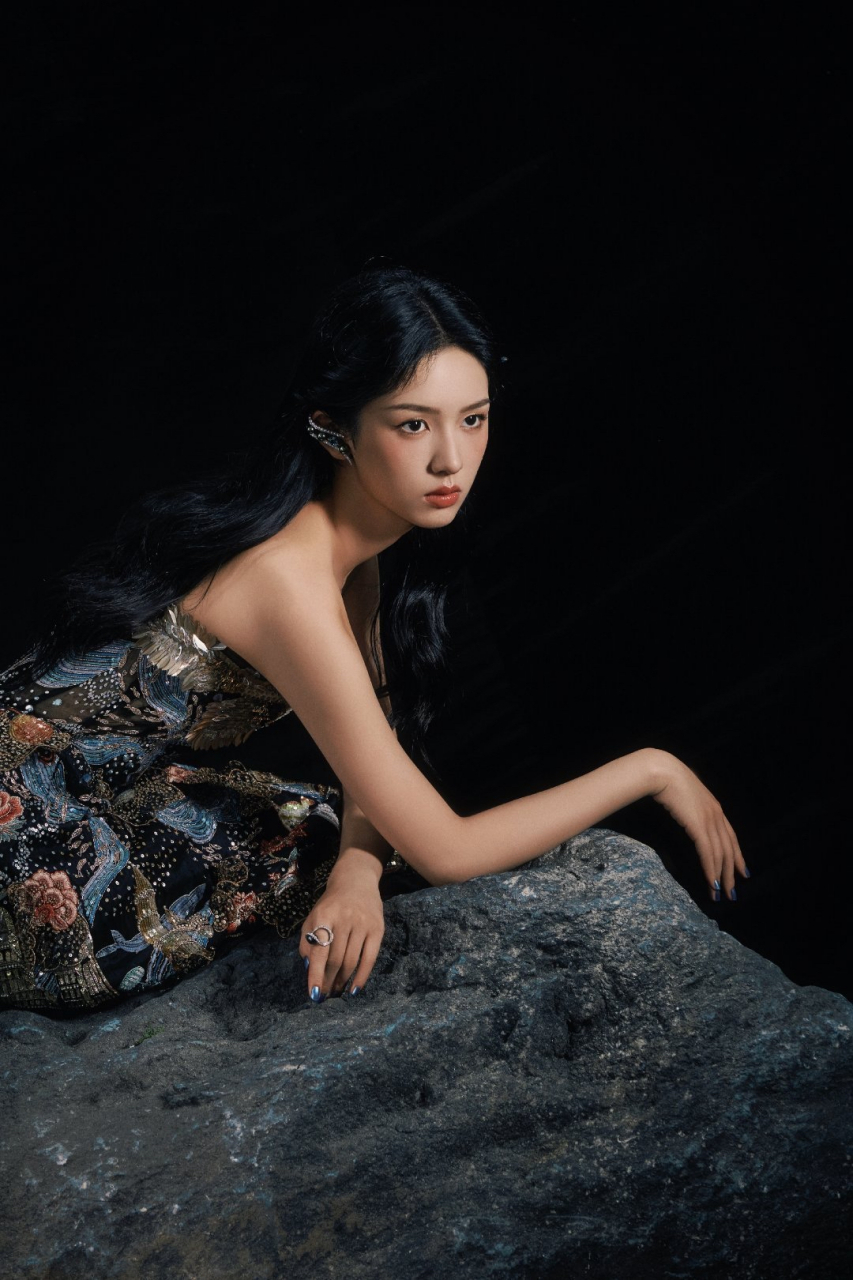 周也演绎rahul mishra 23春夏系列高级定制礼服,美的格外惊艳