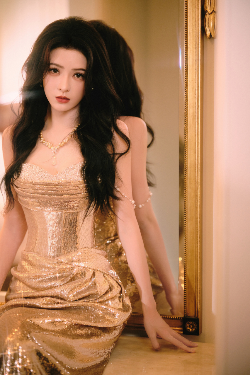 张予曦黑色微卷发,身穿金色亮片抹胸礼服裙衬托的整个人特别迷人显