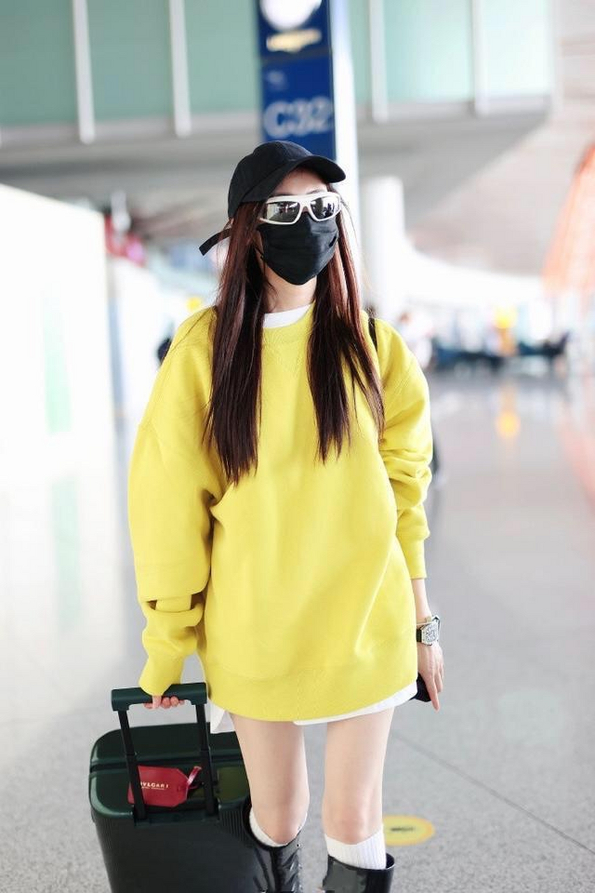 张天爱的机场秀,真的好有时尚街拍达人的风范儿.真是个时髦精.