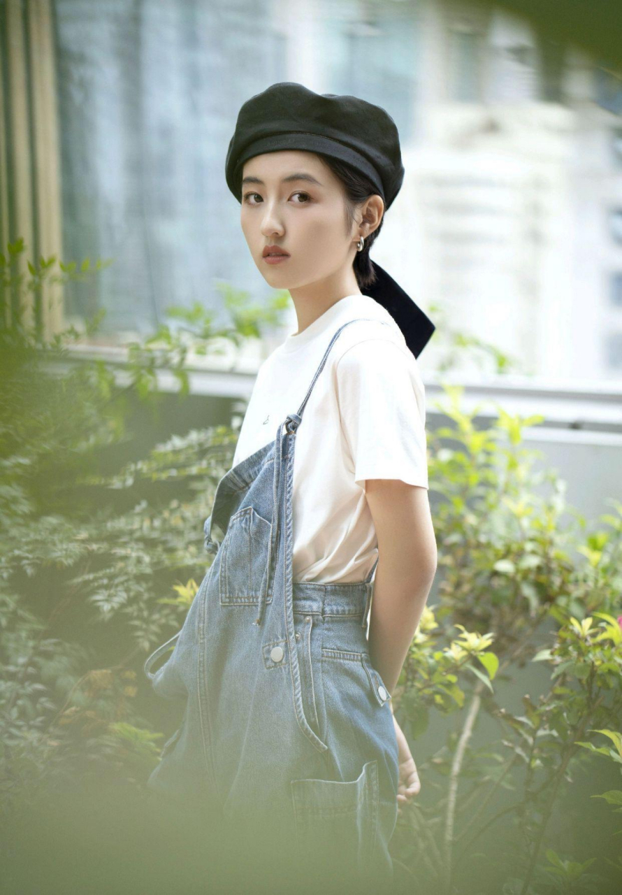 张子枫一件白色的短袖搭牛仔背带裤,真是"扮嫩"的穿搭法,这种穿搭法