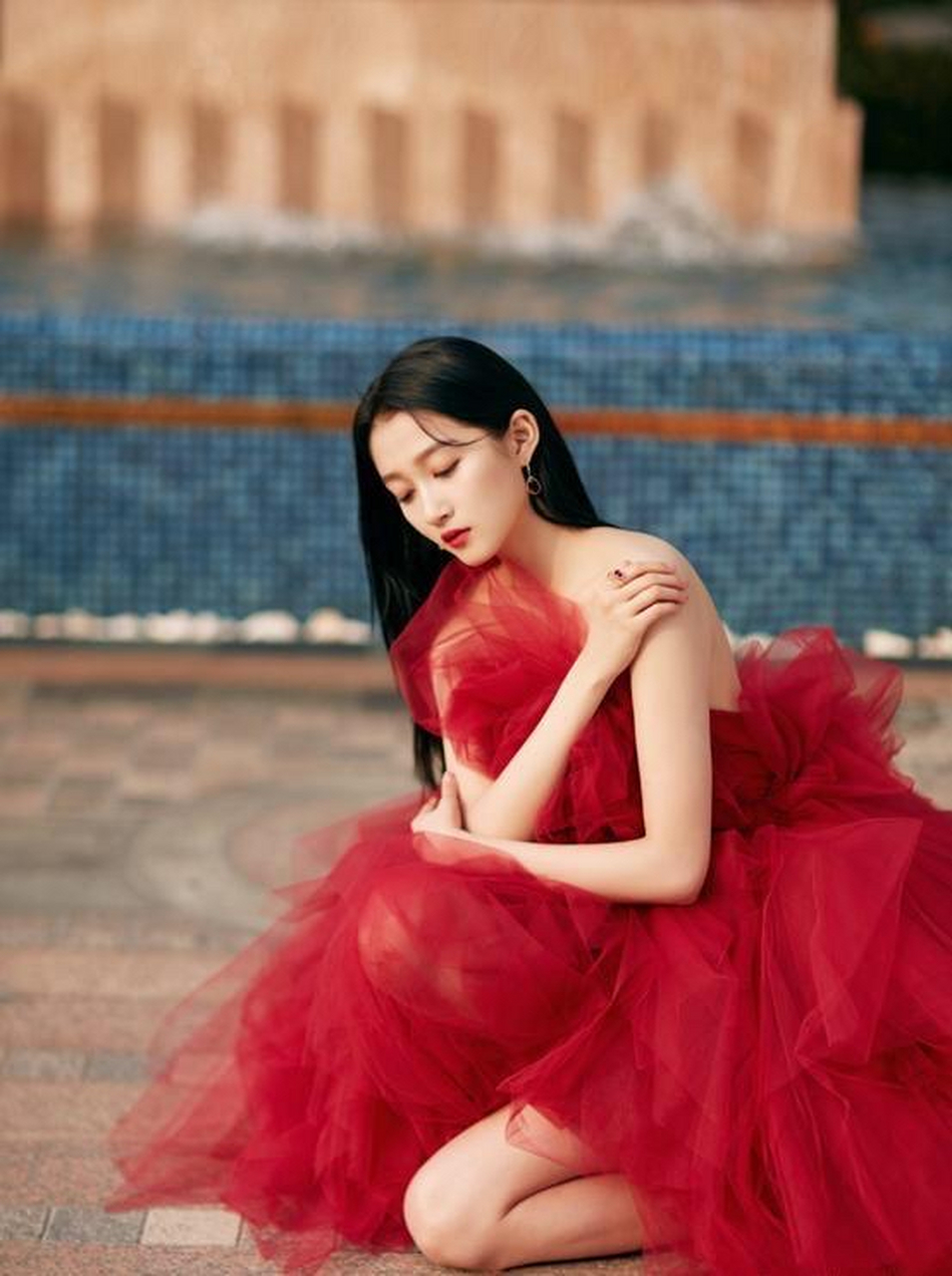 "国民闺女"关晓彤活动出席,穿露背红色纱裙,气质绝美惊艳全场