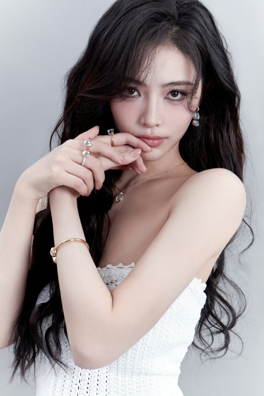 许佳琪身穿镂空针织衫,大胆展示迷人的身材!美丽同时也不失小性感