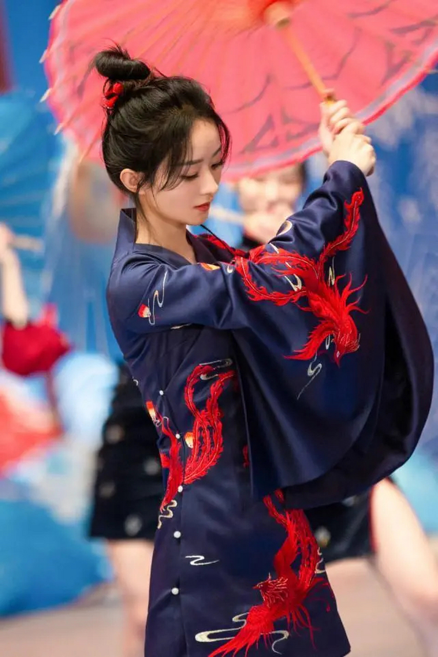赵丽颖当天也是抓着可爱又甜美的丸子头,真的巨减龄显气质.