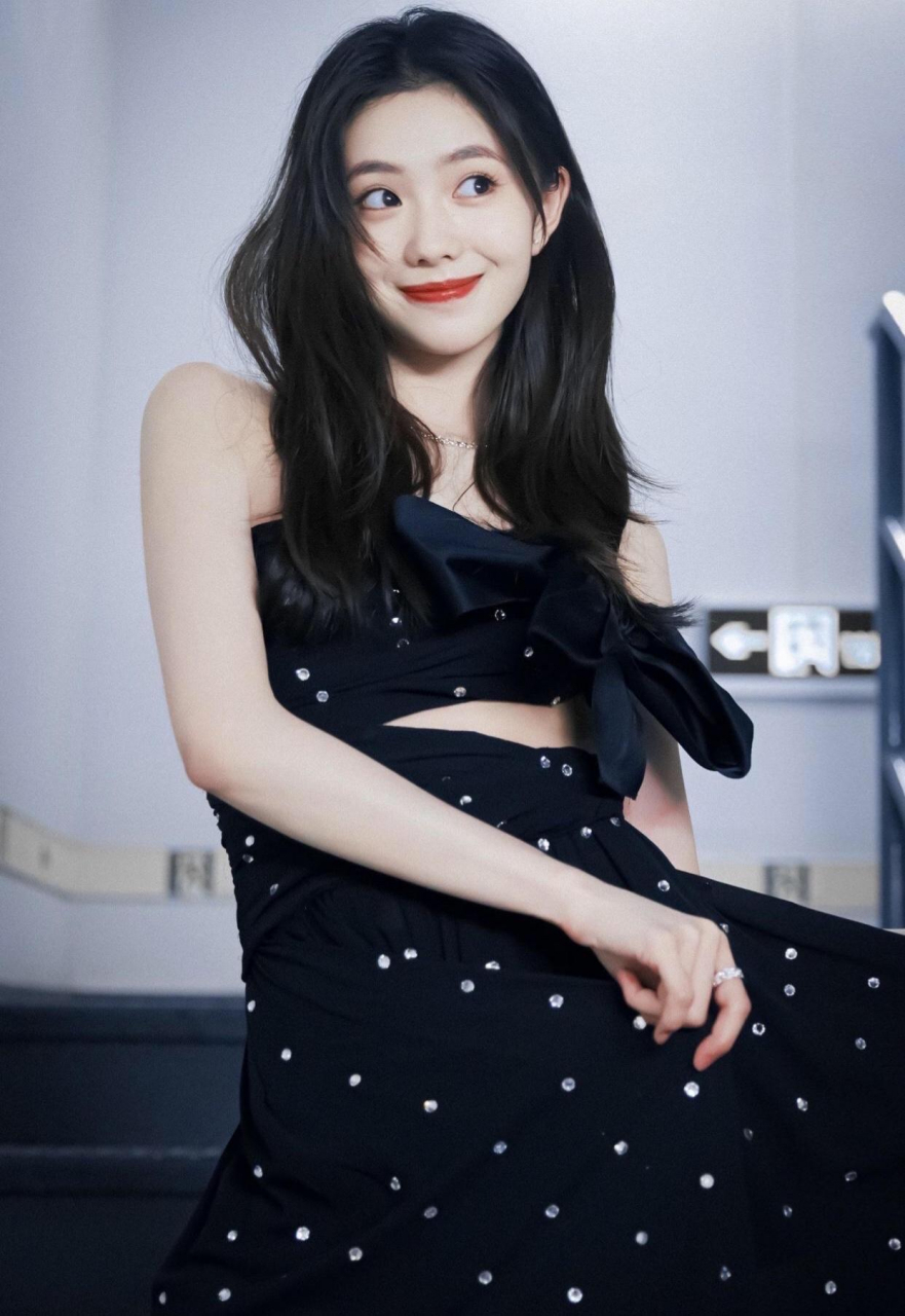 刘浩存# 红毯造型,身穿一袭镂空露腰黑白波点礼服长裙,裙子的设计是