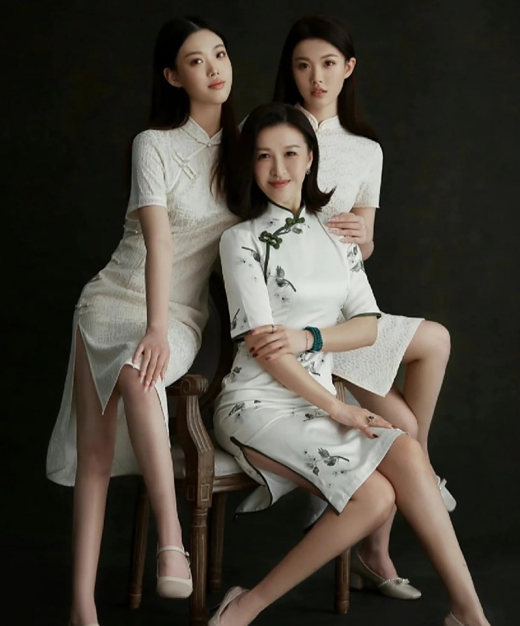 母女的三人照中,你第一眼会被谁吸引?这是一张母女三人的写真照.