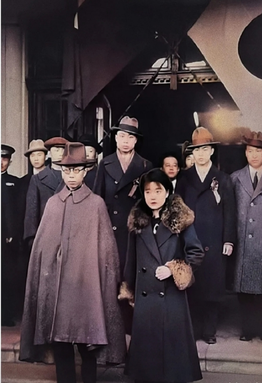 年3月8日溥儀離開湯崗子溫泉赴閘春溥儀和婉容在對翠閣(賓館)閠前合影