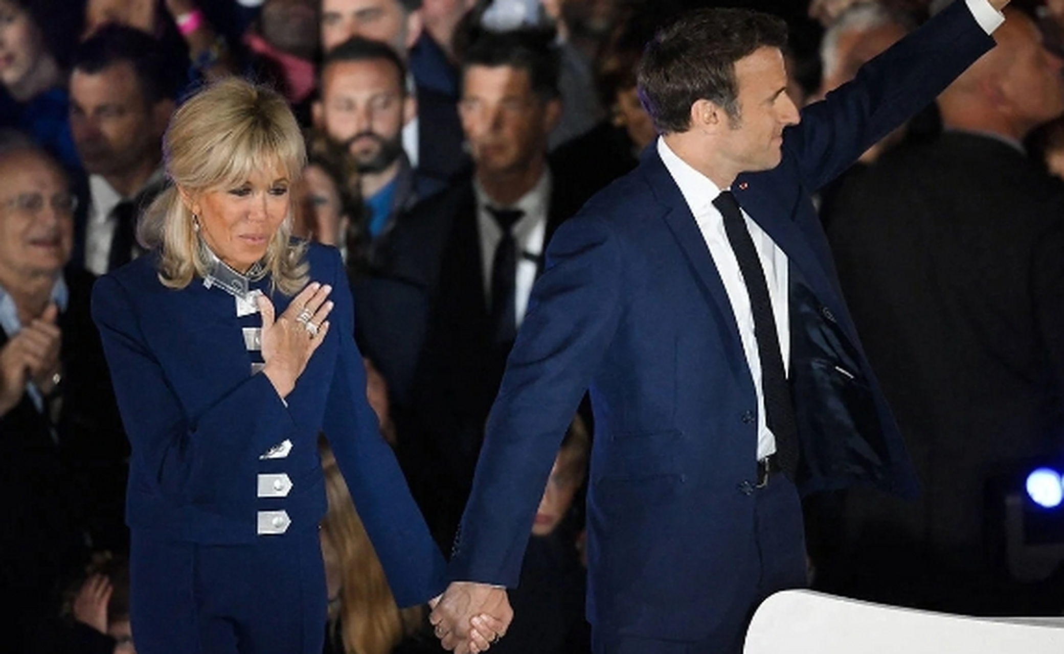 法国总统马克龙与夫人携手再一次赢得选举胜利,连任成功!