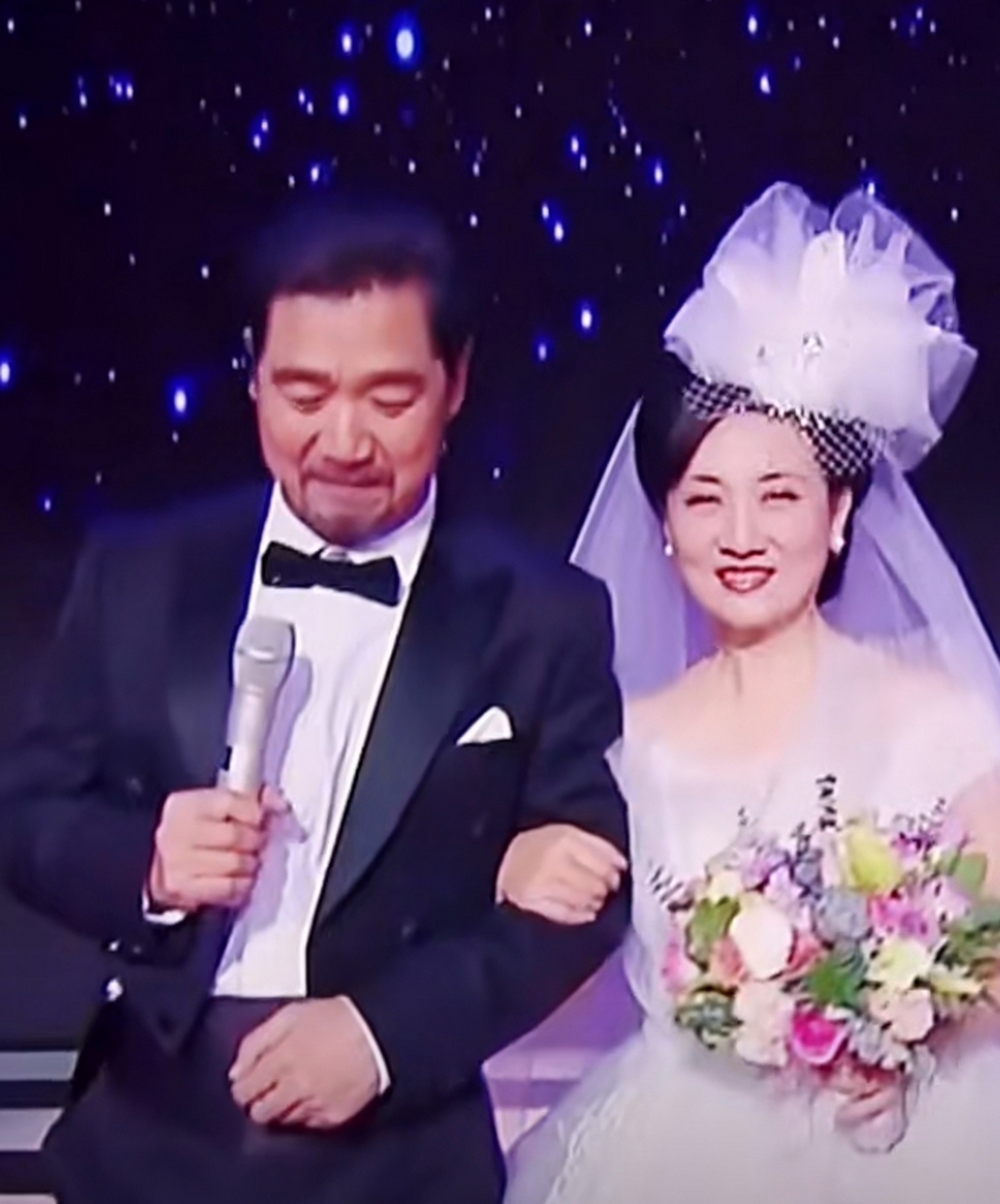 张国立,邓婕,如今60多岁补办婚礼为此生不留遗憾 邓婕穿上婚纱.