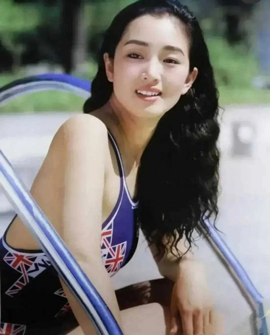 年轻时的巩俐,健康甜美,自由奔放,有着旺盛的生命力.