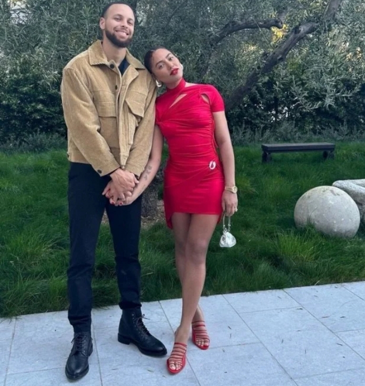 nba模范夫妻 4月14日,库里妻子阿耶莎在instaqram上晒出了自己和库里