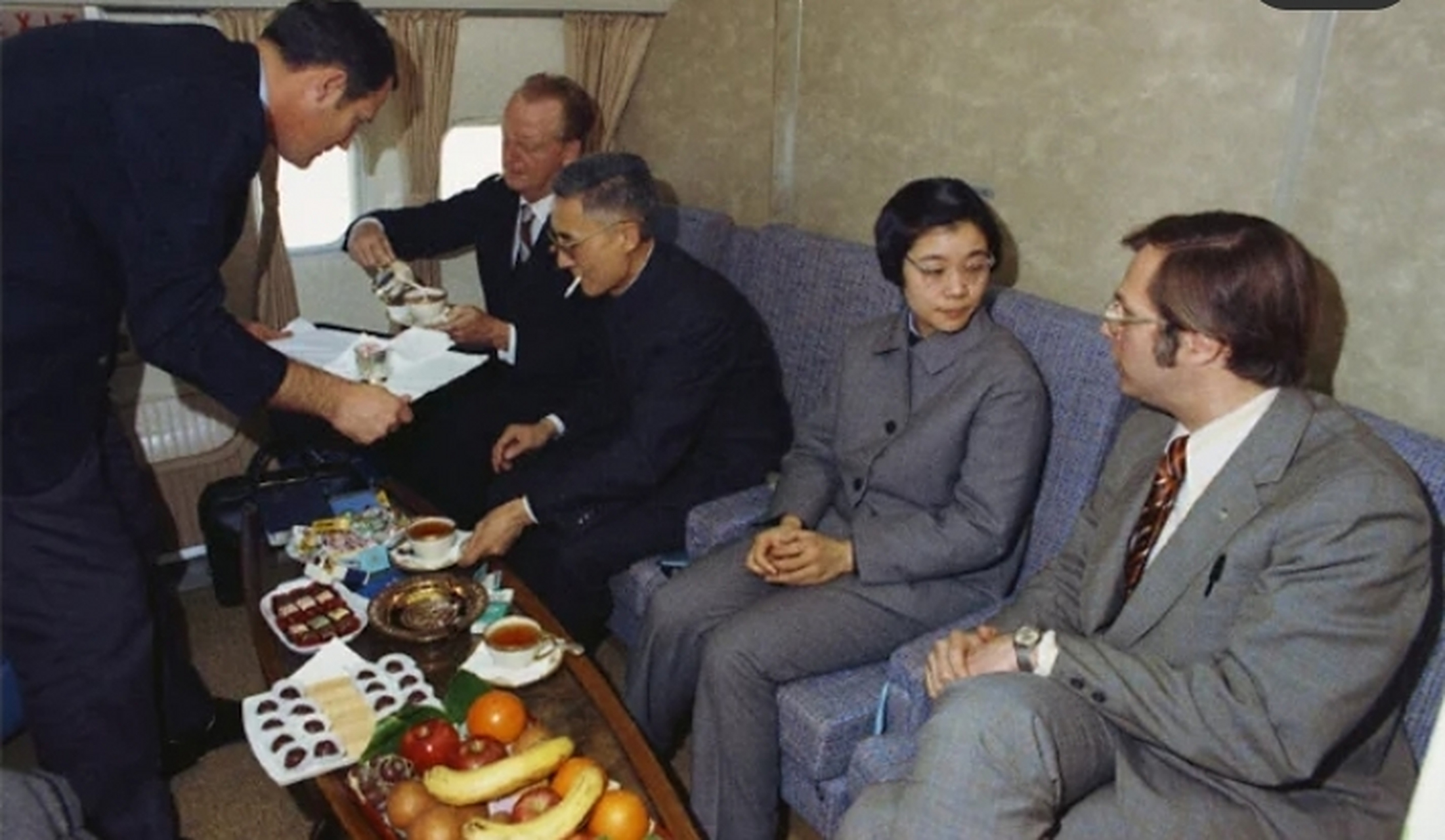 1972年尼克松访华珍贵老照片 尼克松总统访华专机在上海降落后,我国