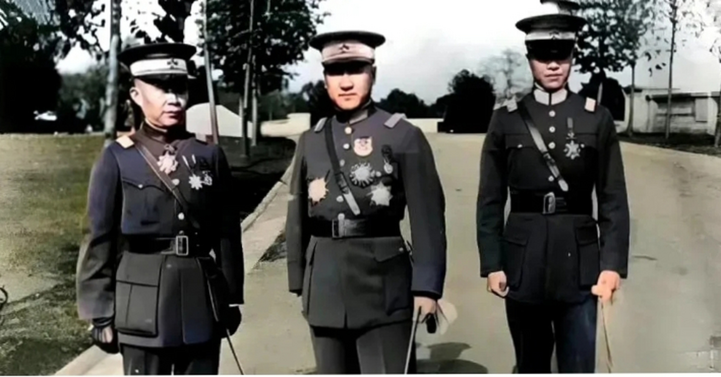 1925年,在意大利访问的三个北洋军官,北洋军服很帅气!