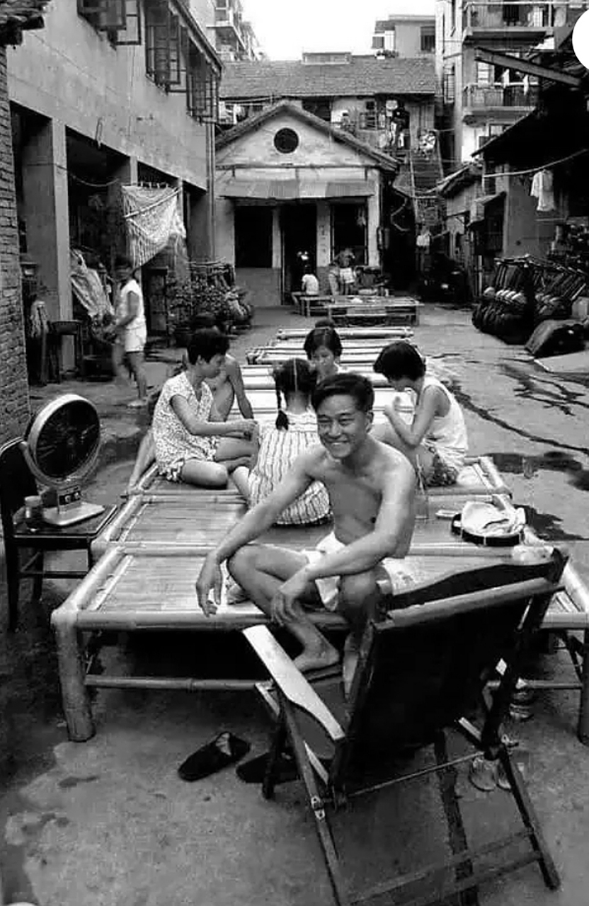 1992年,大华村街坊拼凑竹床阵,老武汉人家的老竹床是宝贝,年代愈久
