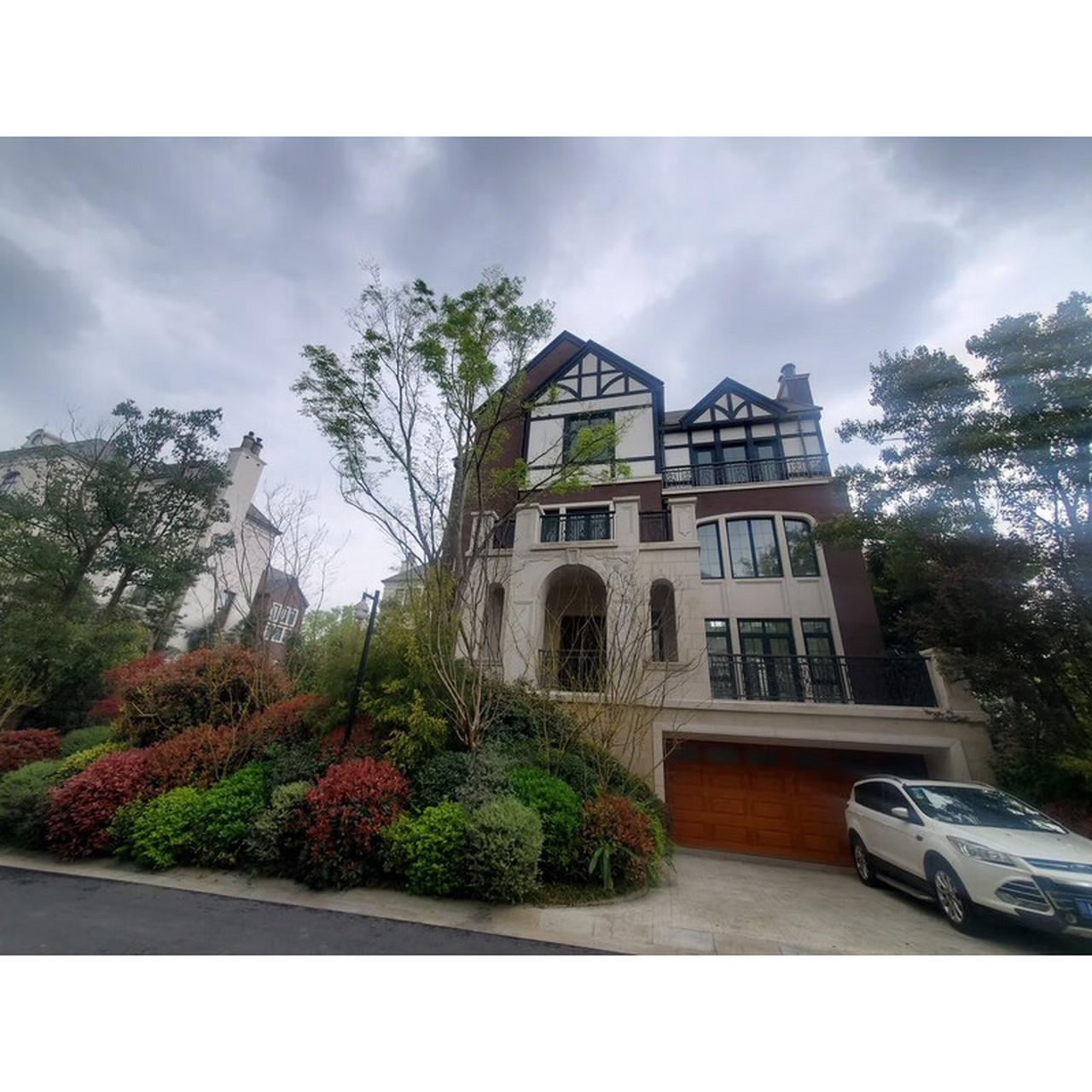 成都市双流区牧华路一段9号蔚蓝卡地亚(房号217-1号)的房产 户型:别墅