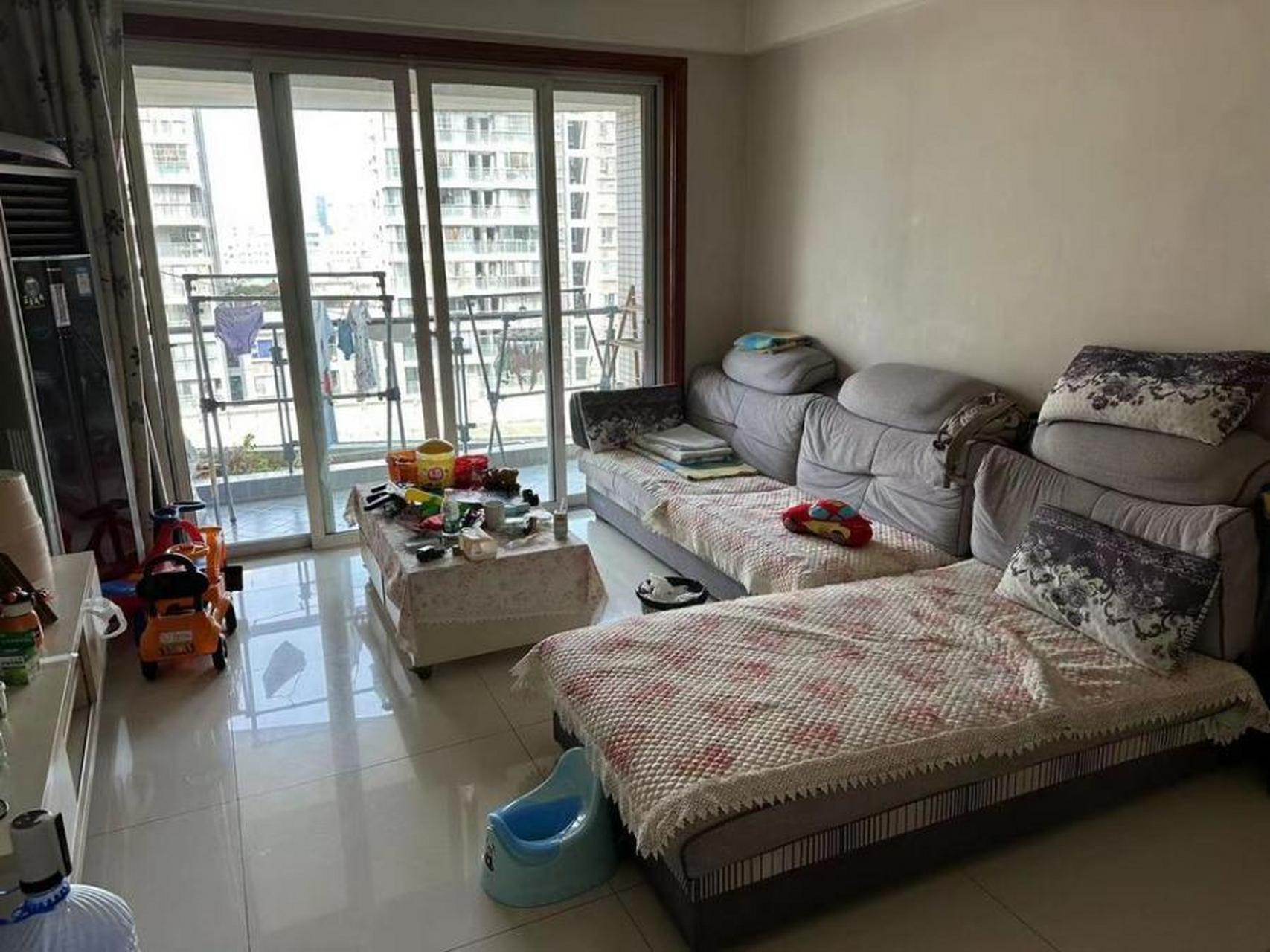 武侯区:红牌楼广场(9月5日10时开拍) 地址:四川省成都市武侯区佳灵路7