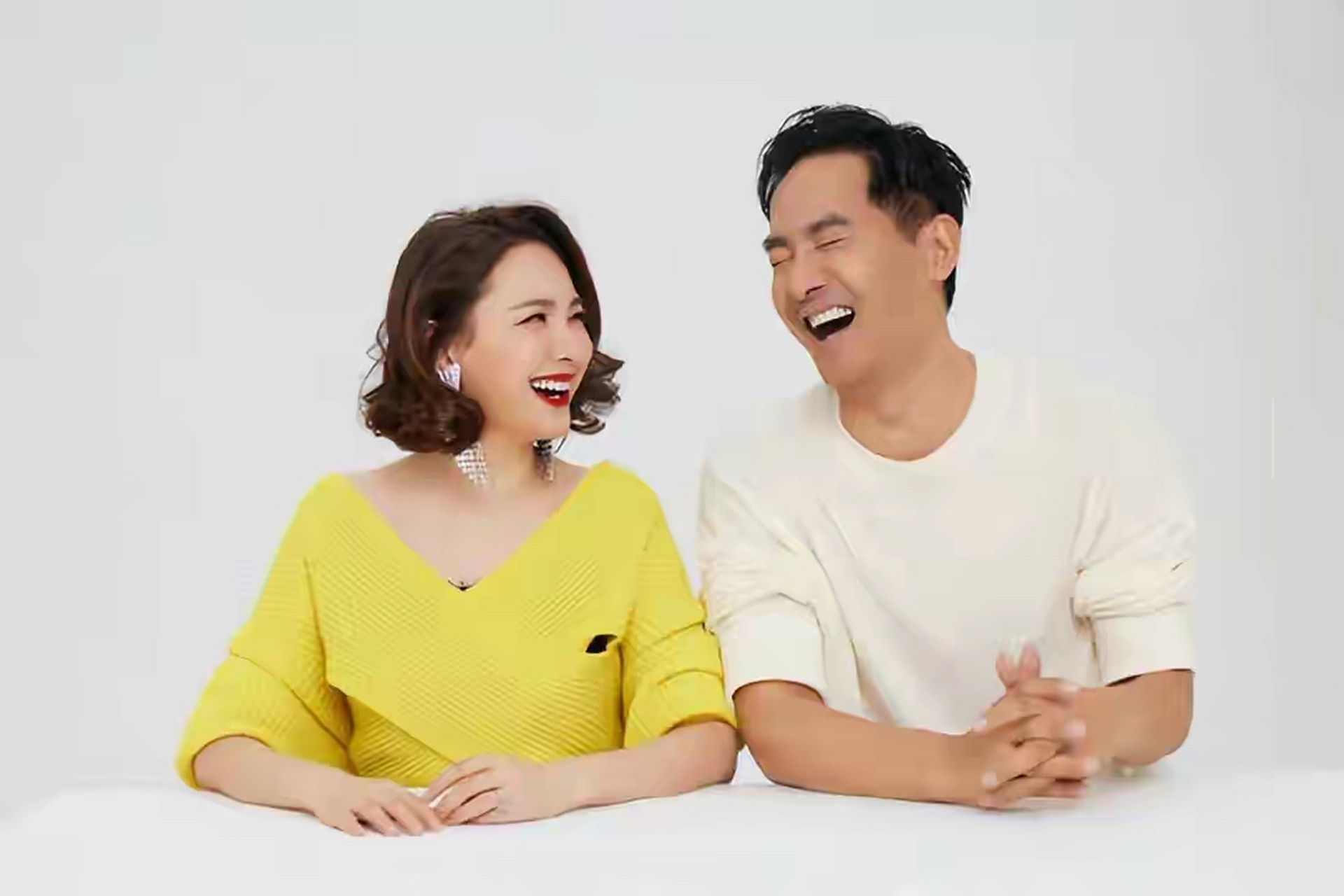 程莉莎晒结婚16周年纪念照 与丈夫郭晓冬对视灿笑