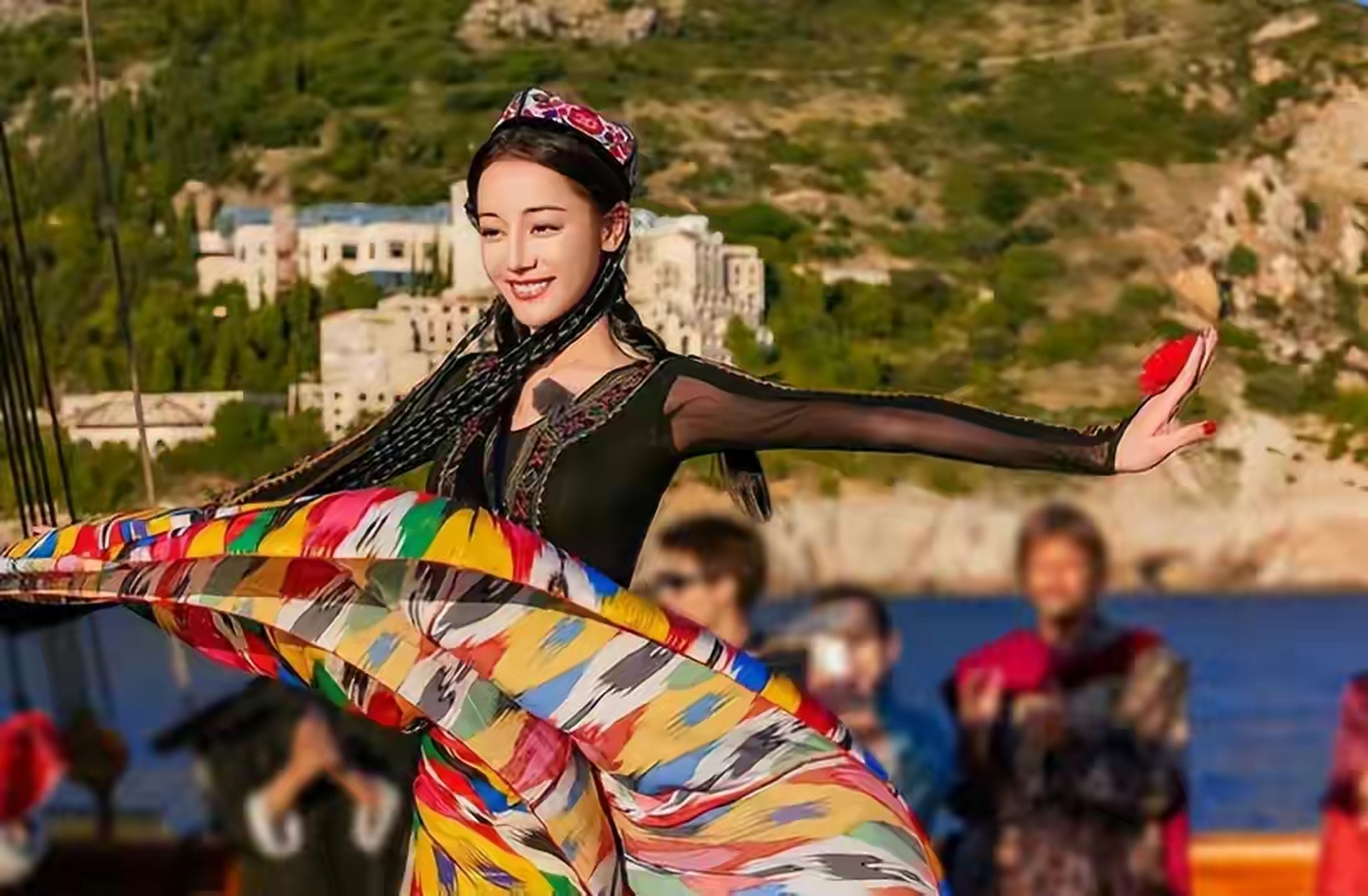 迪丽热巴穿新疆服饰跳民族舞 穿花裙子转圈好快乐
