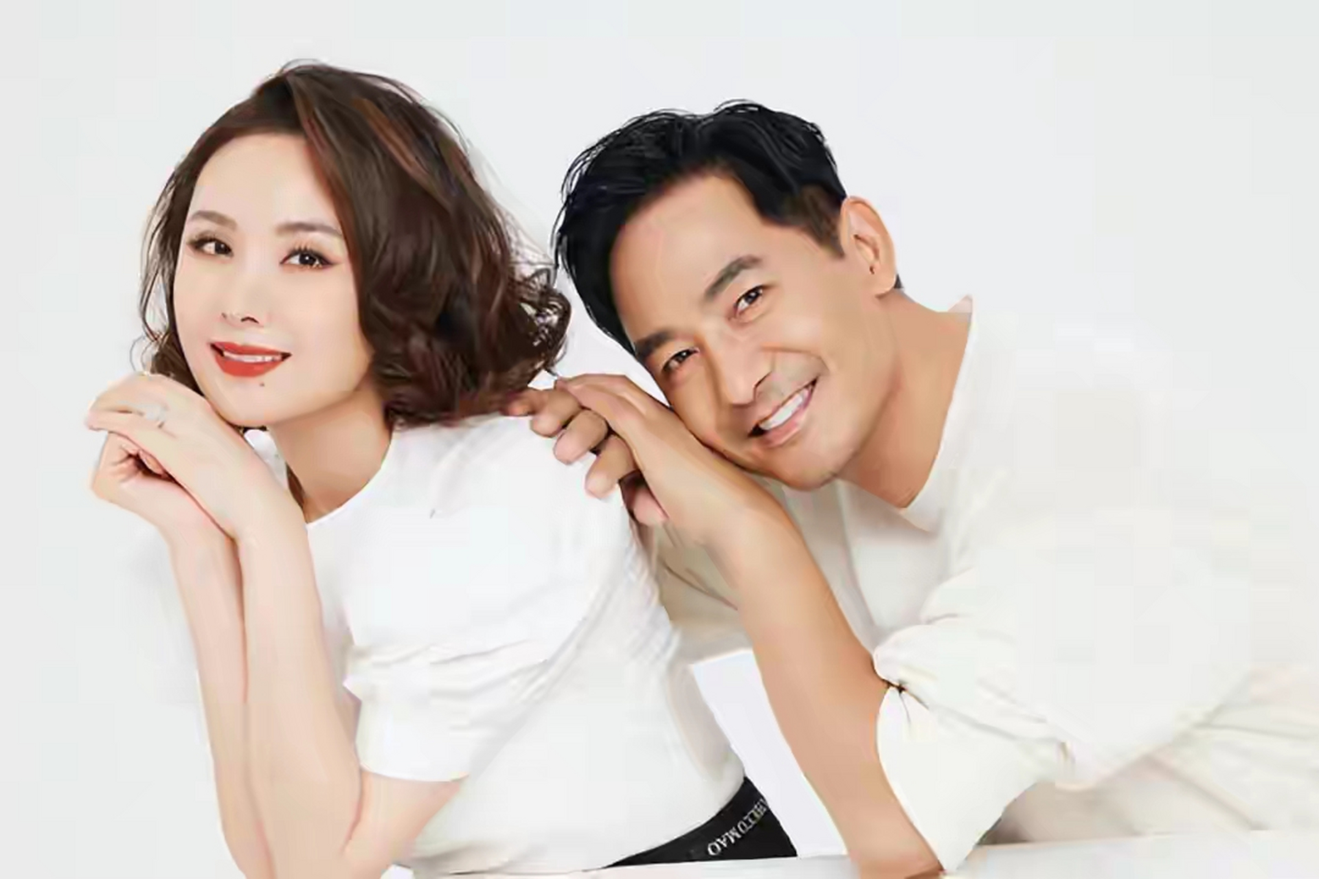 程莉莎晒结婚16周年纪念照 与丈夫郭晓冬对视灿笑