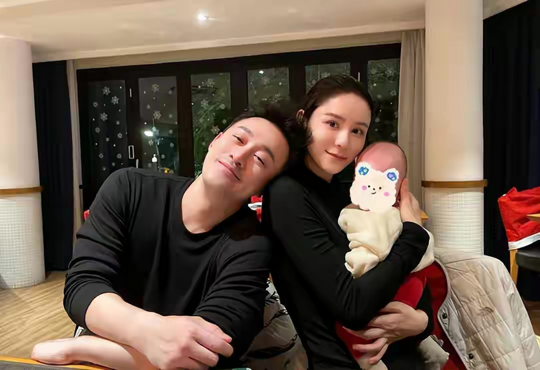 林峯张馨月庆祝结婚四周年 两人举杯自拍恩爱幸福