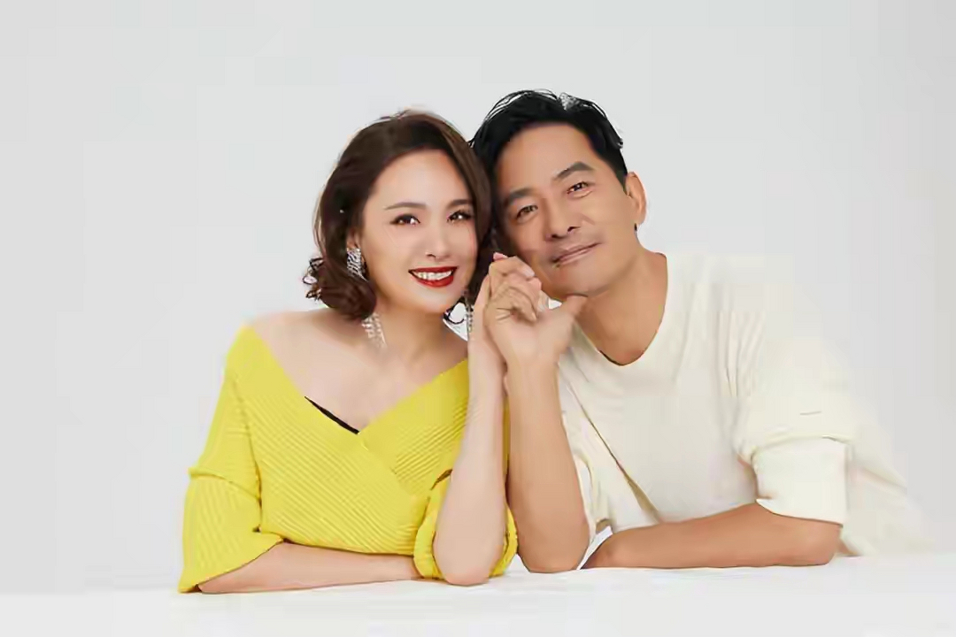 程莉莎晒结婚16周年纪念照 与丈夫郭晓冬对视灿笑