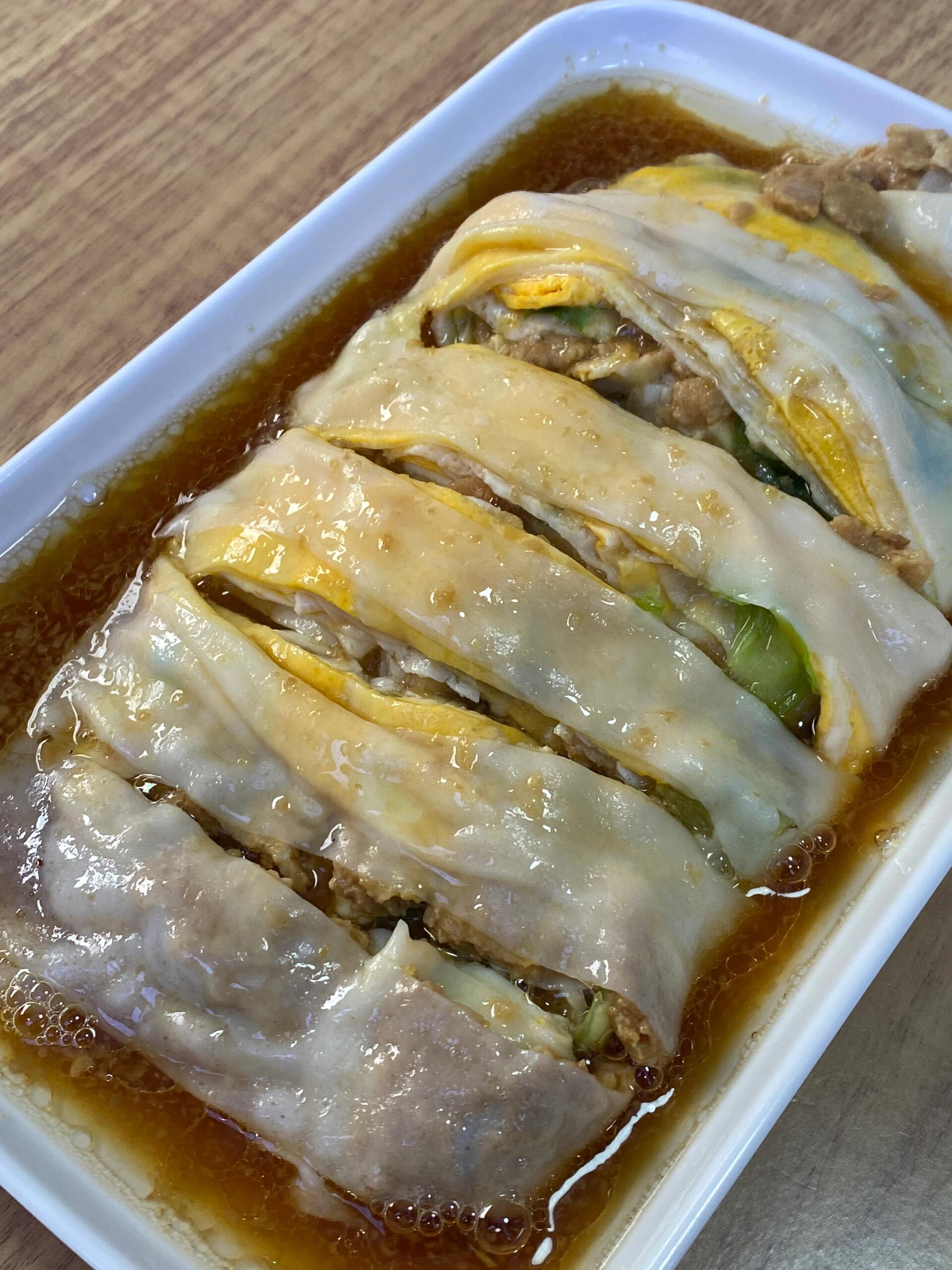 这盘鲜虾肠粉看起来真不错,我得赶紧尝一口!