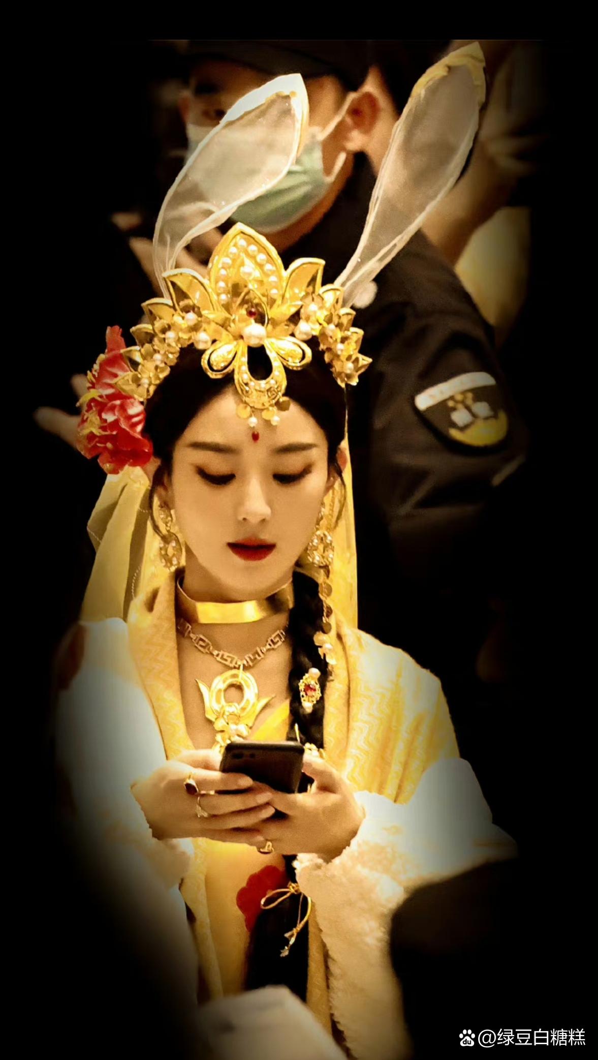 赵丽颖玉兔公主# 赵丽颖录制  萌探探探案>>,"玉兔"装扮美翻了!