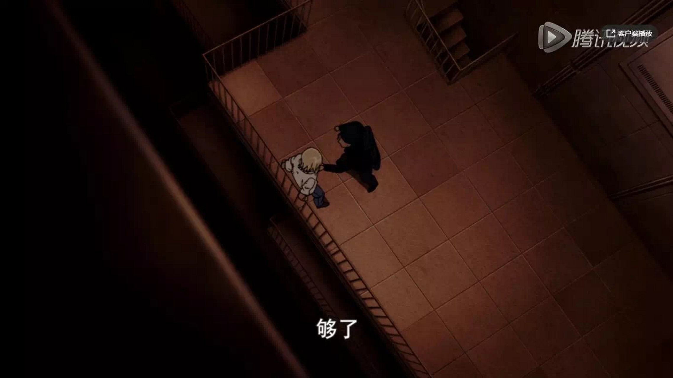 《纯黑的噩梦》赤安打斗,赤井用右手打了安室肚子一拳,安室差点从栏杆