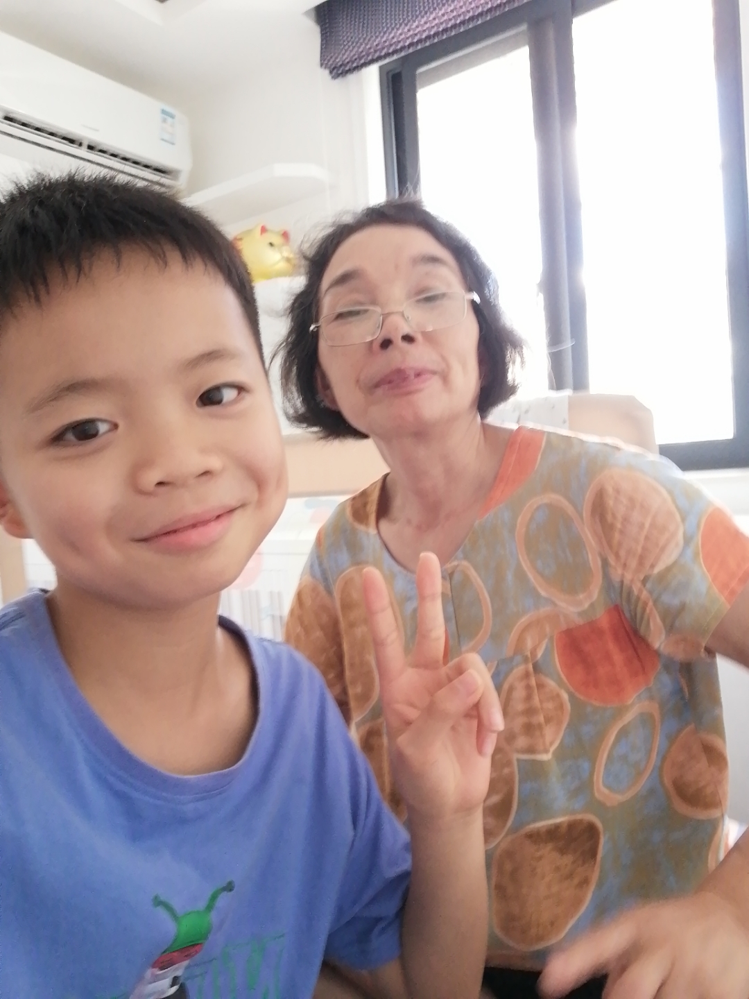 祖孙俩比爱心,共享天伦之乐.