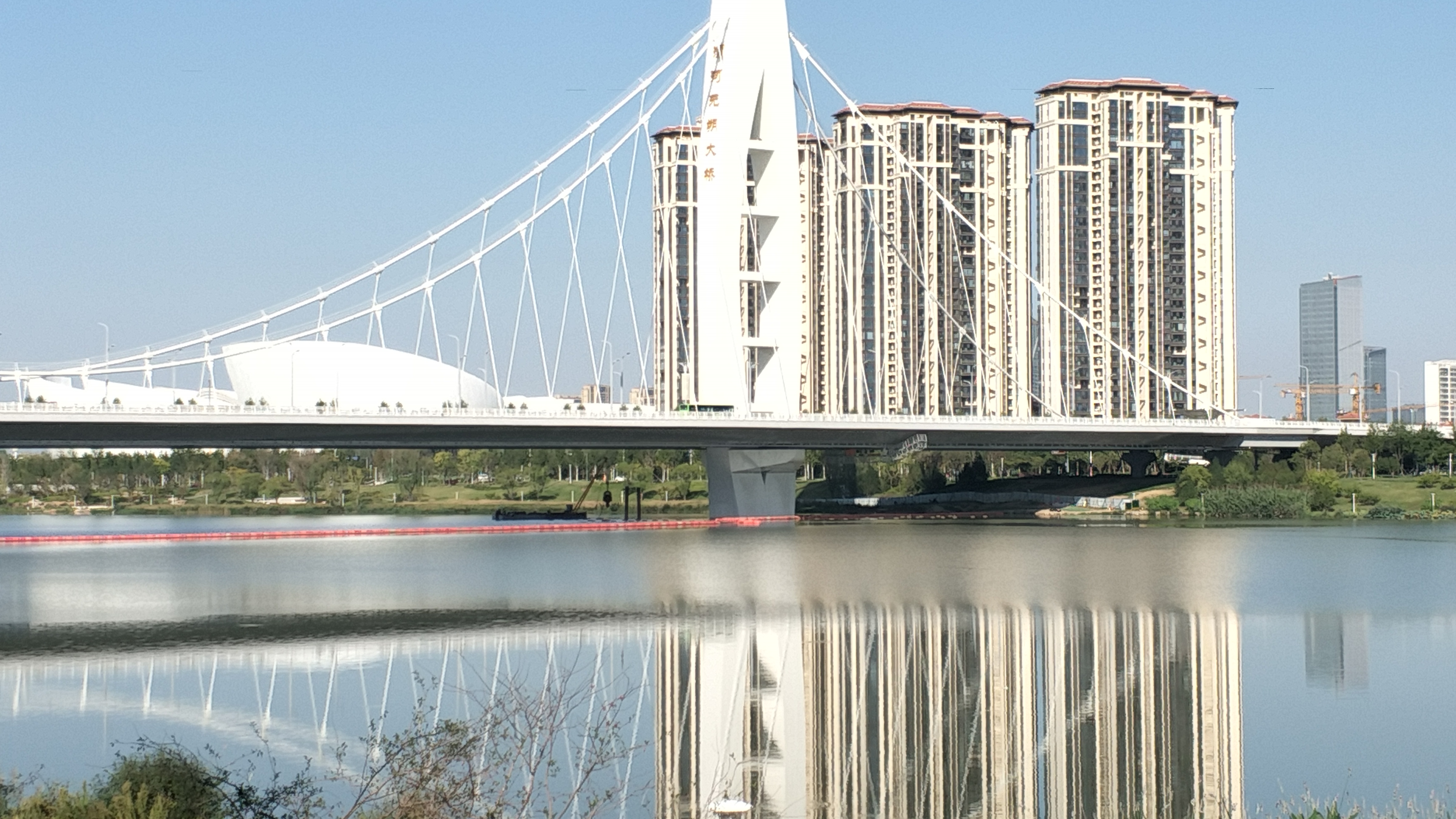 霸桥新建大桥,横跨在平静的河面上,连接着两岸的风景,桥上车水马龙,桥