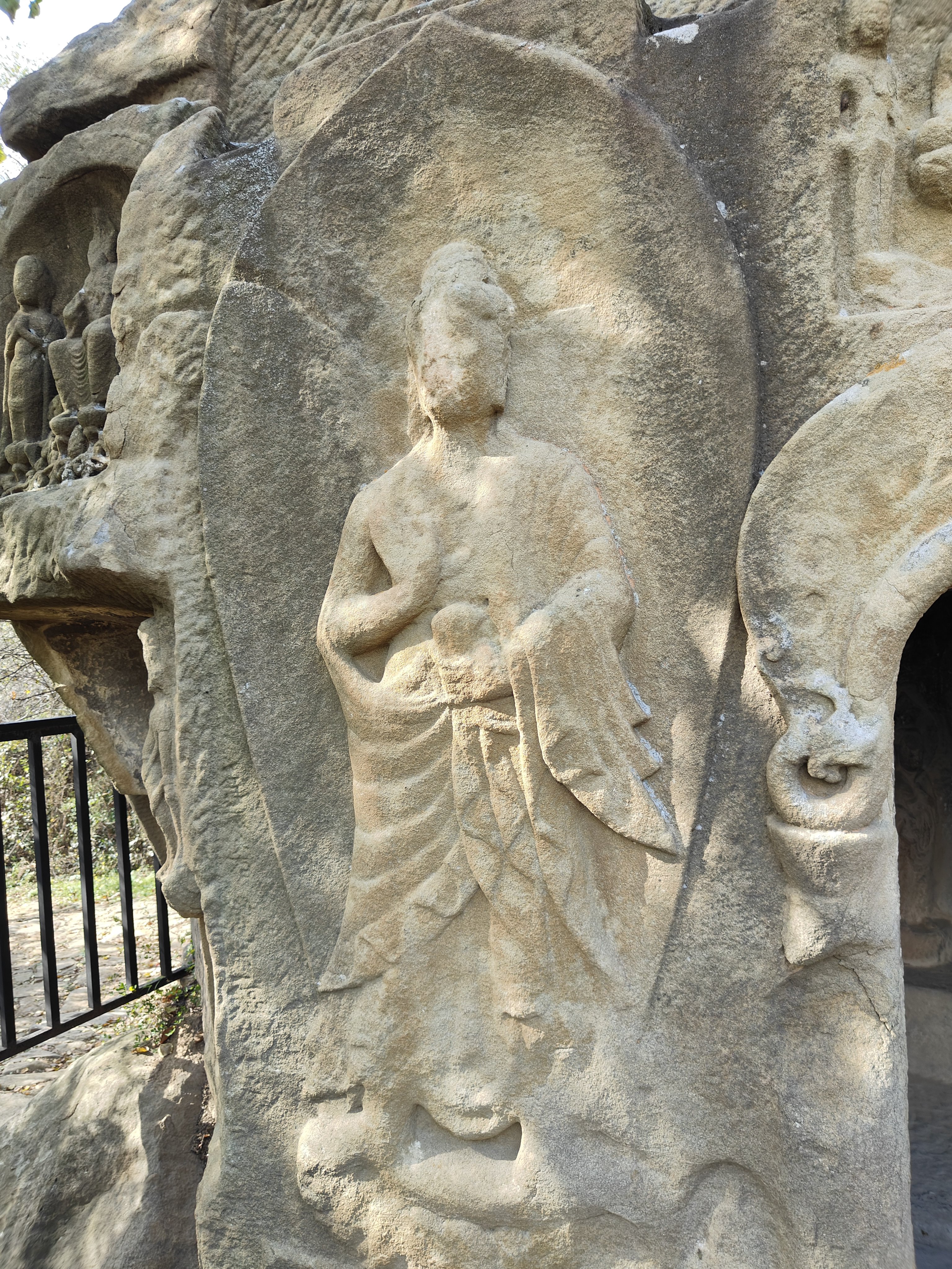 羊头山石窟的三号窟,门外两侧雕的是菩萨造像,面部表情风化比较严重