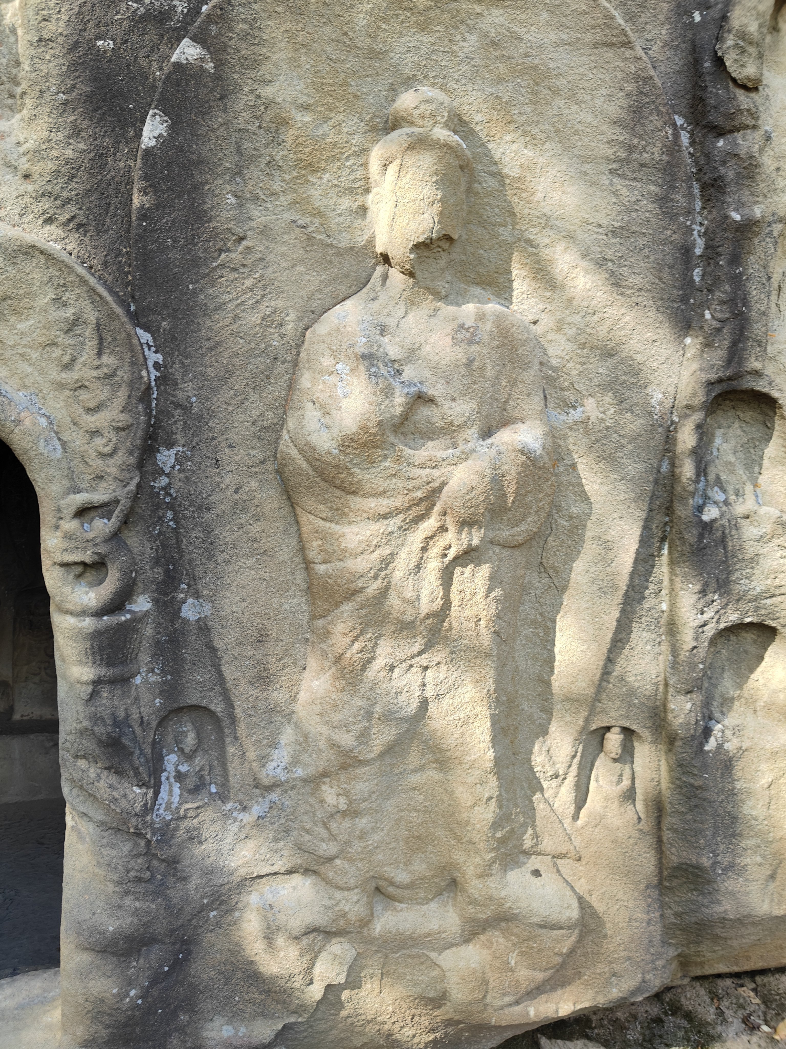 羊头山石窟的三号窟,门外两侧雕的是菩萨造像,面部表情风化比较严重