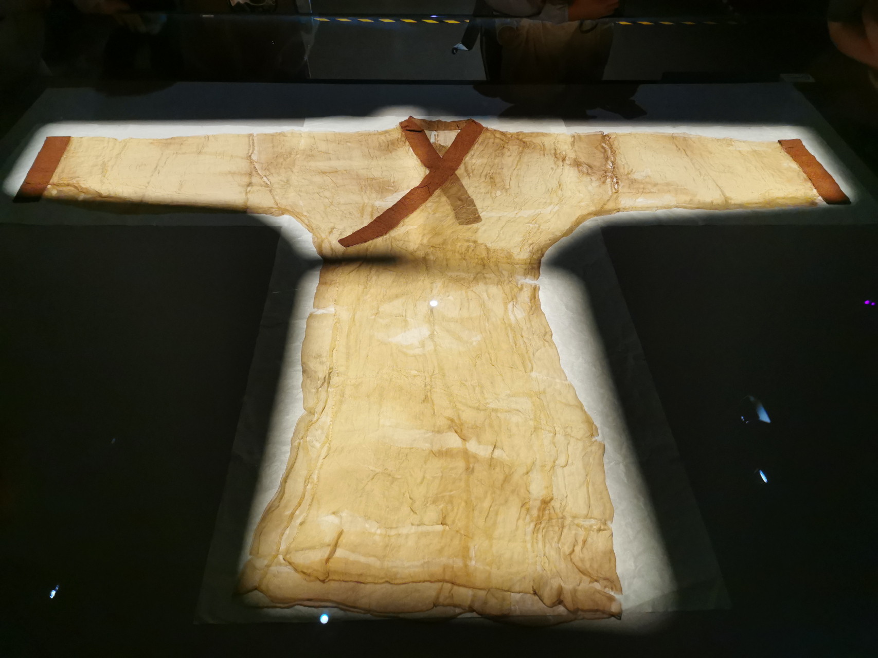 西汉的素纱襌衣,出土文物在长沙马王堆汉墓,湖南省博物馆,镇馆之宝贝!