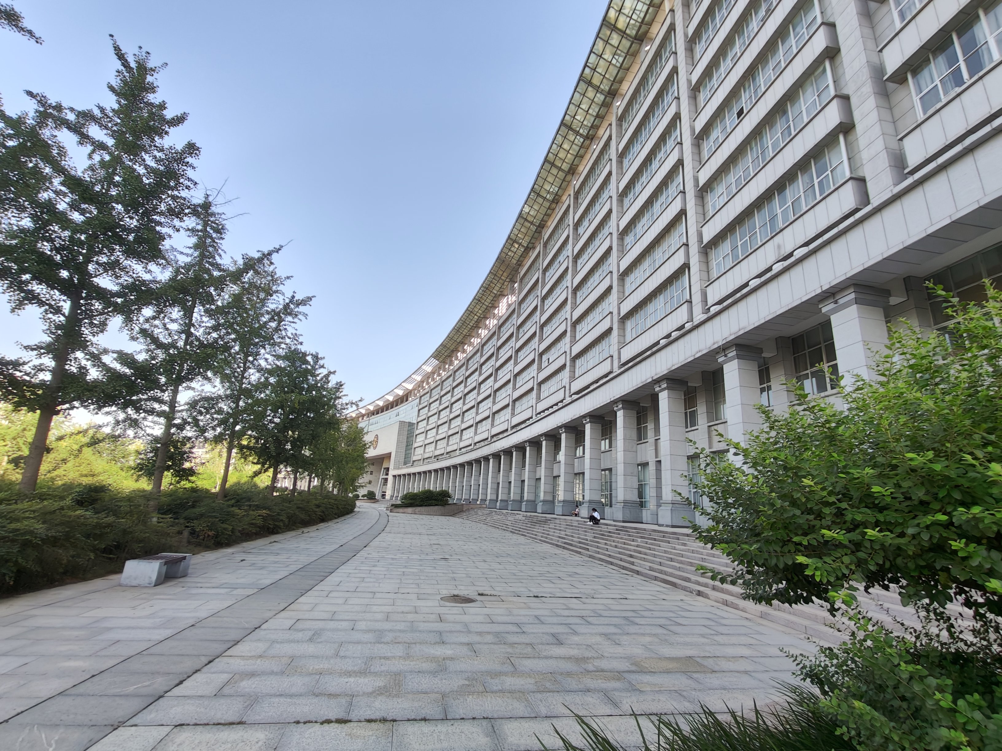 在教学实验楼下读书学习,大概是这些莘莘学子心里有个自己的梦想吧!