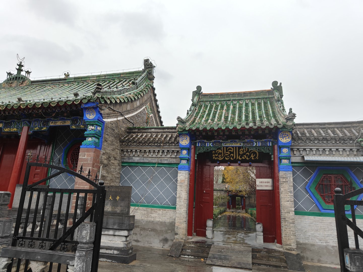 开封东大寺位于顺河回族区清平南北街南端路西,是中原现存规模宏大