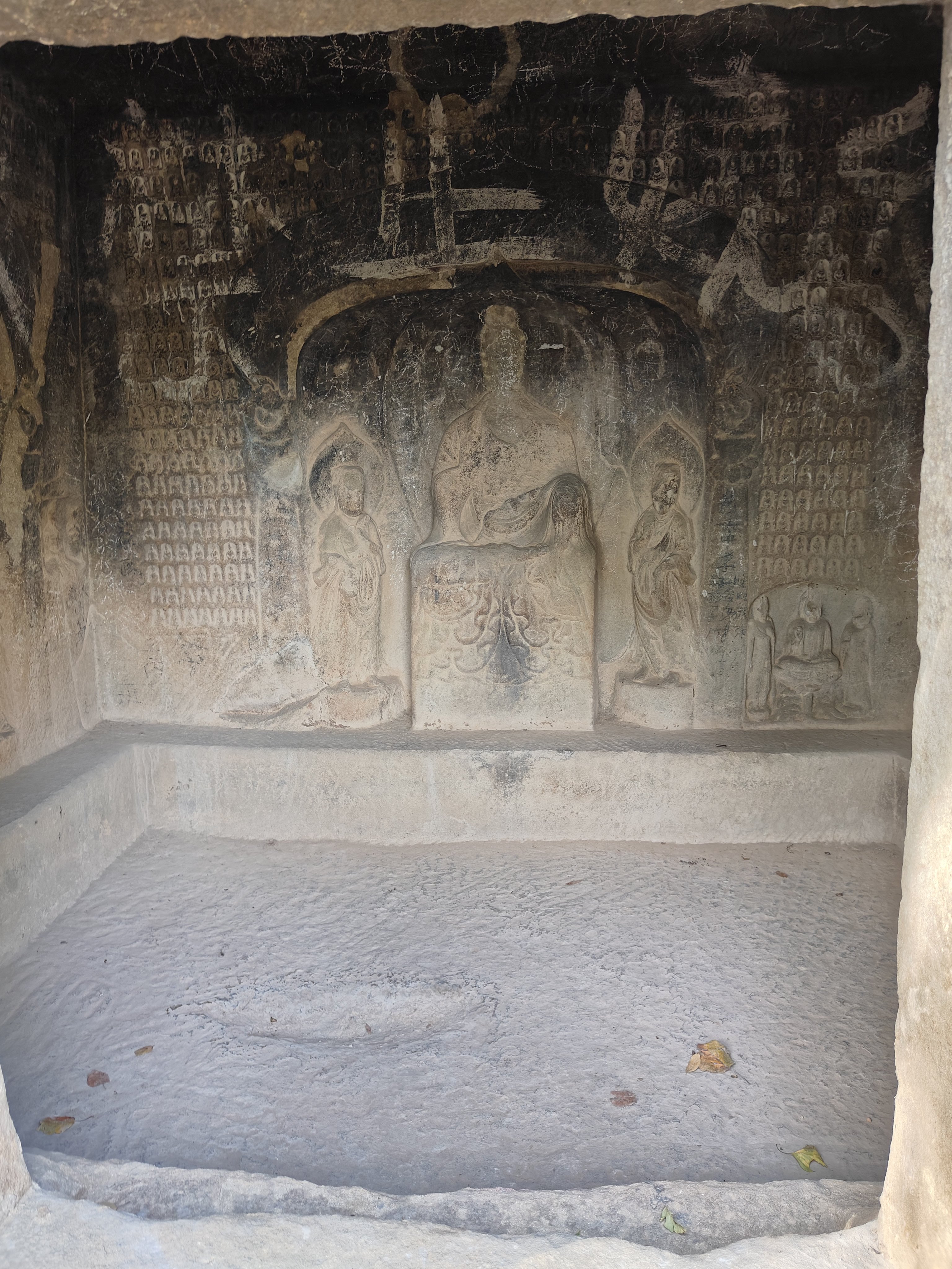 羊头山石窟的三号窟,门外两侧雕的是菩萨造像,面部表情风化比较严重