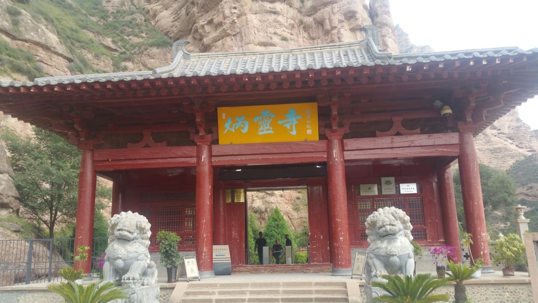 据临夏州文旅局有关人员称,地震造成甘肃炳灵寺石窟出现部分滚石散落