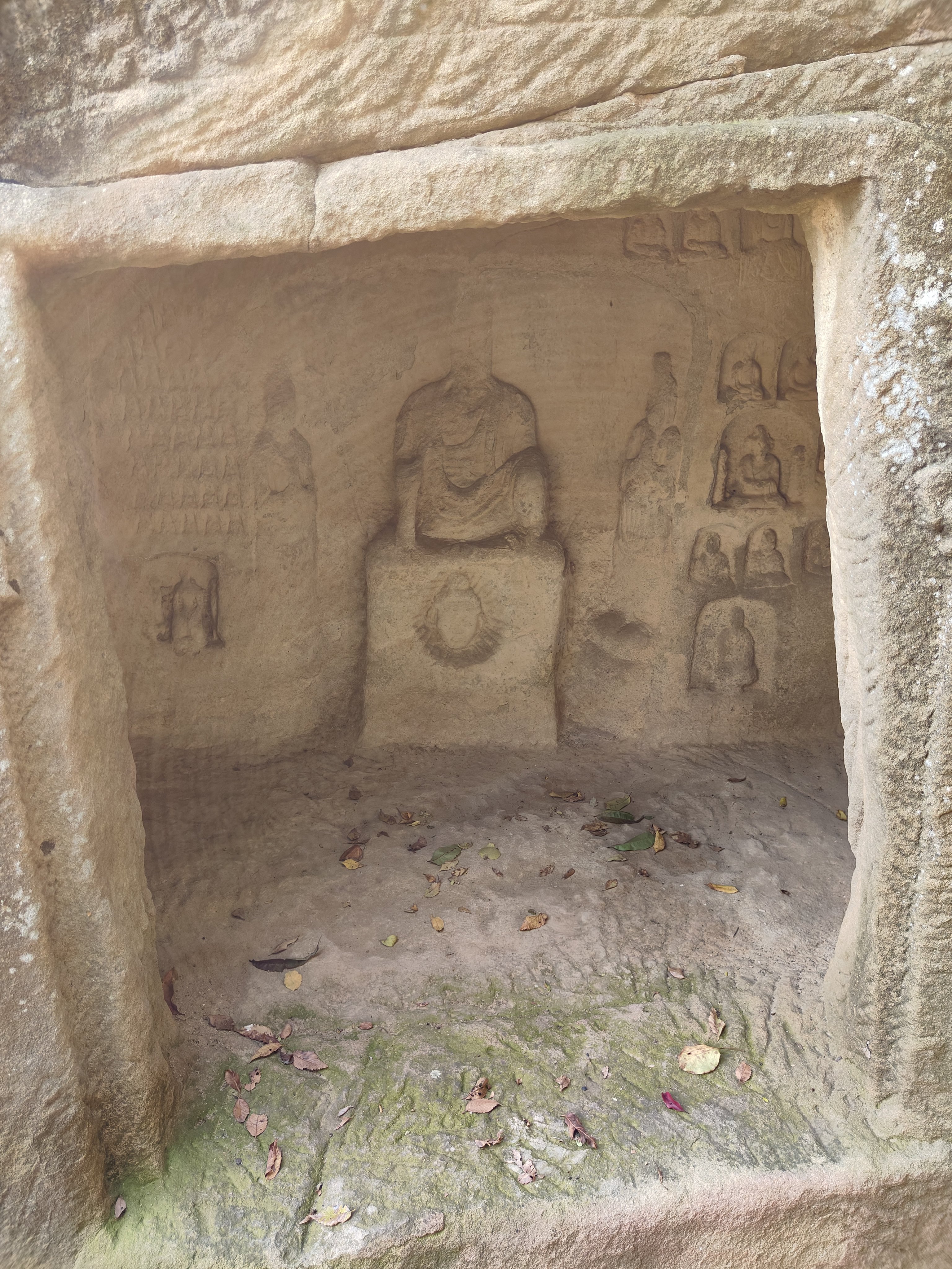 羊头山石窟的三号窟,门外两侧雕的是菩萨造像,面部表情风化比较严重