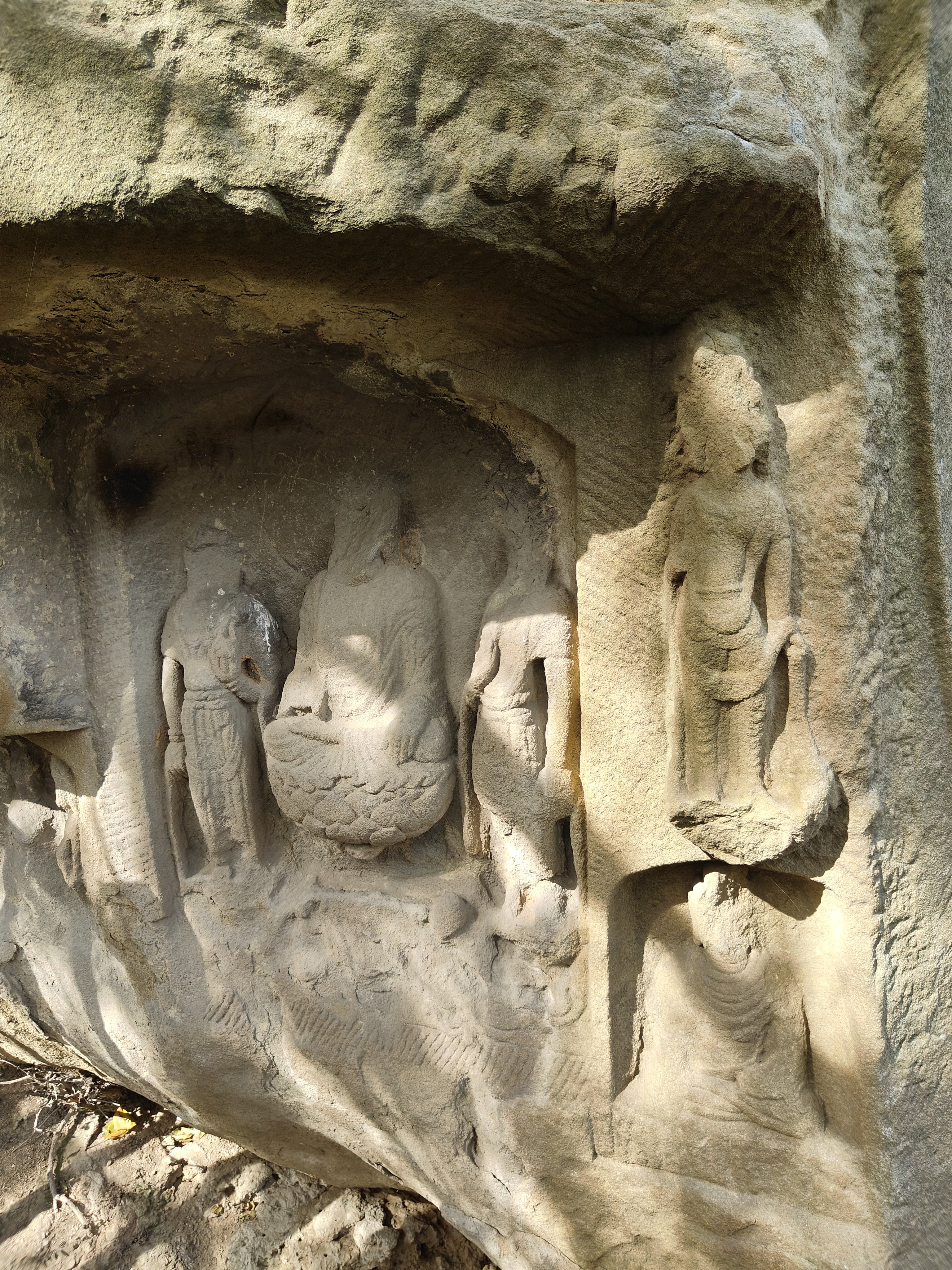 羊头山石窟的三号窟,门外两侧雕的是菩萨造像,面部表情风化比较严重