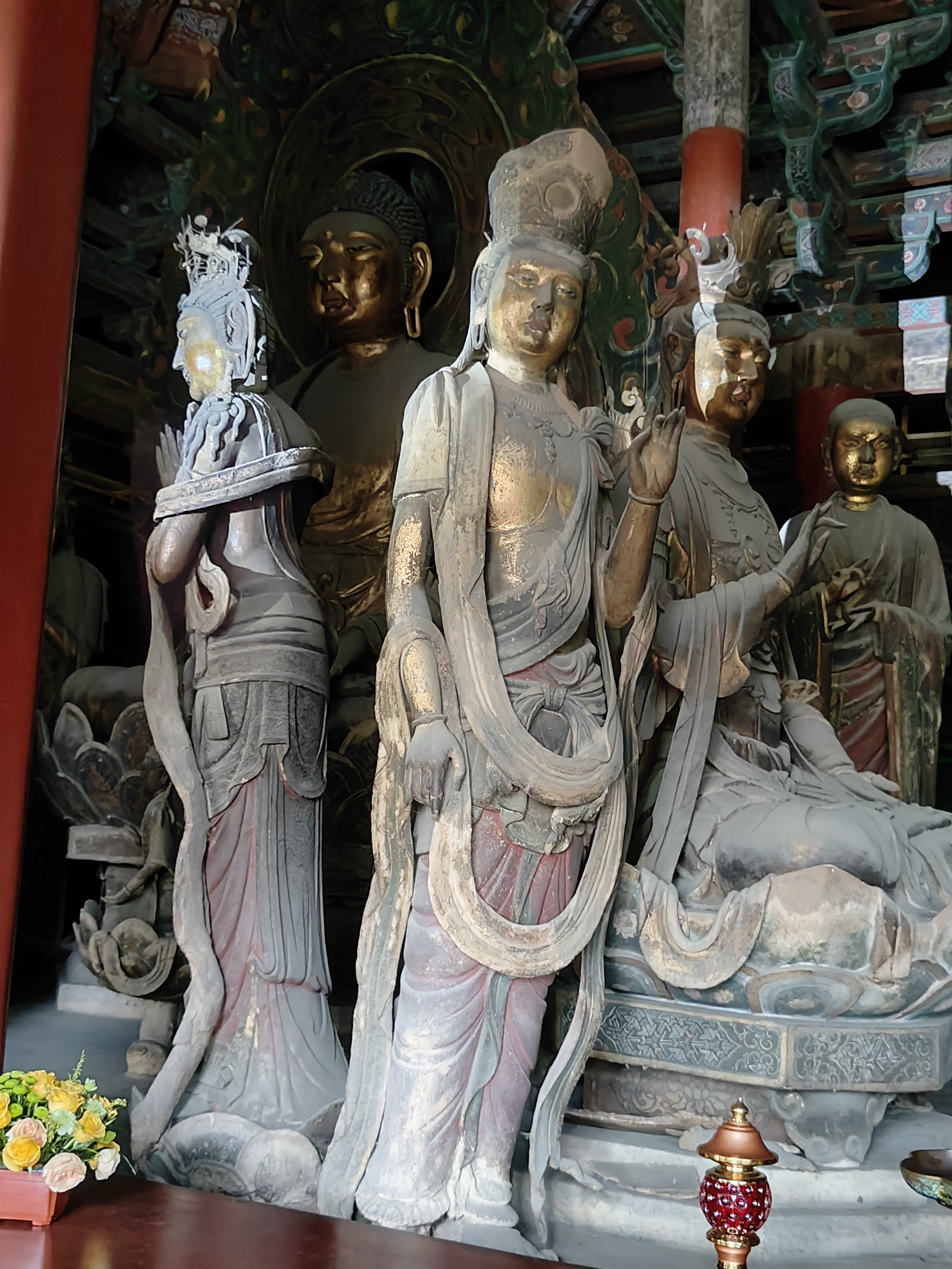 合掌露齿菩萨是大同华严寺薄伽教殿内的著名彩塑.